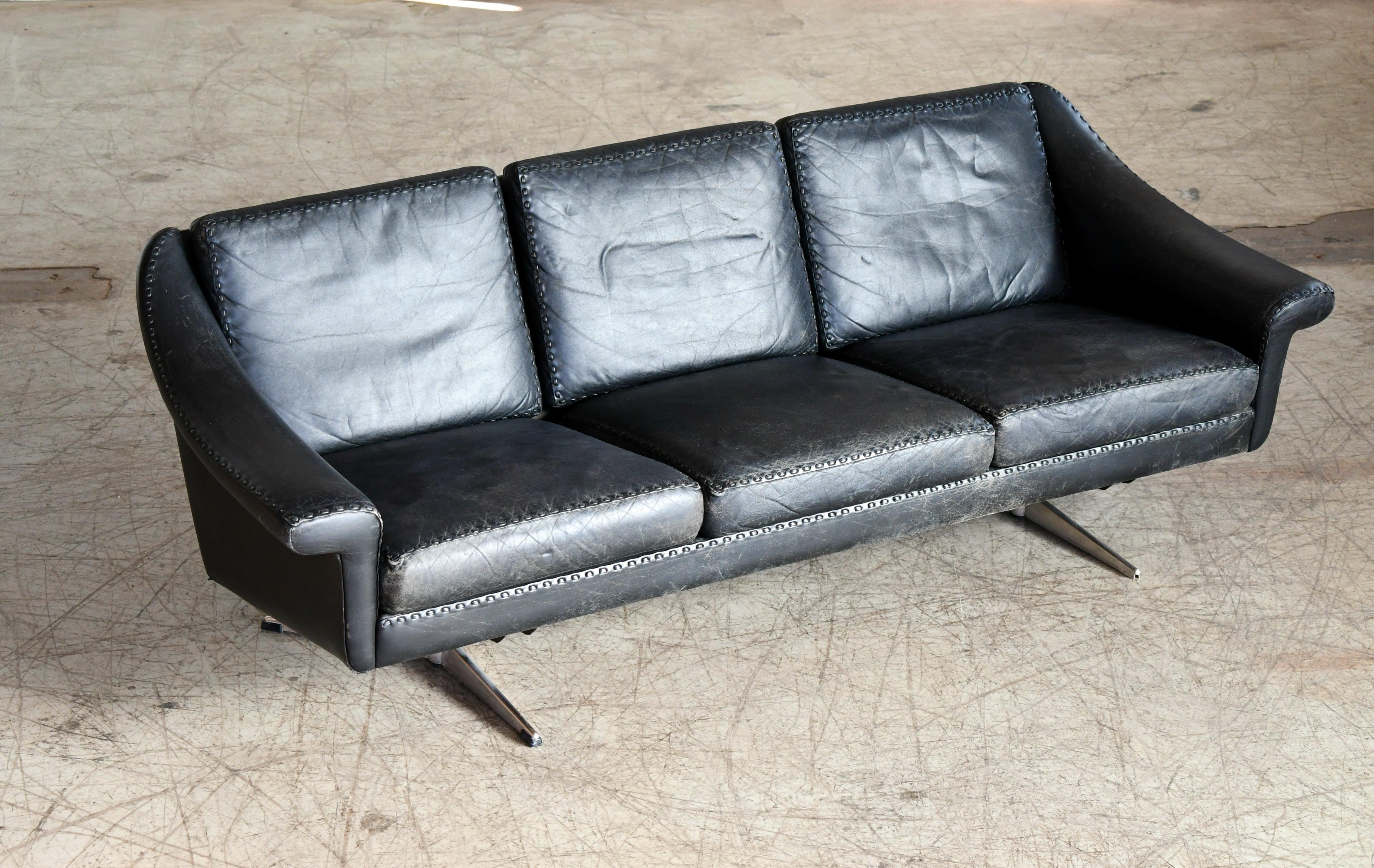 Danish Airport Style Sofa Model Matador in Black Leather by ERAN in 1966 In Good Condition In Bridgeport, CT