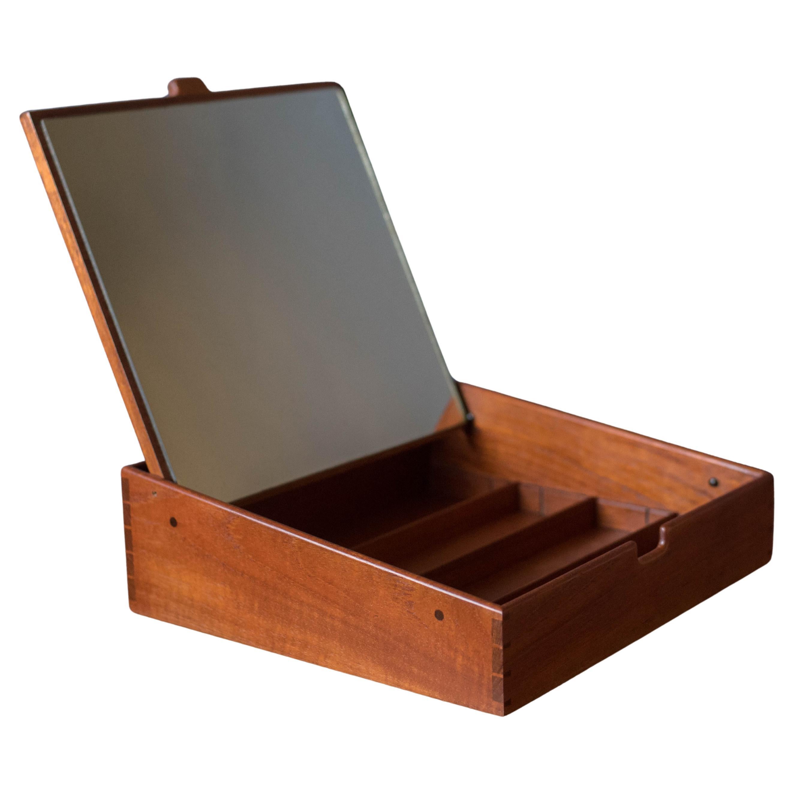 Danish Aksel Bender Madsen 
Ejner Larsen Solid Teak Jewelry Box for Willy Beck en venta