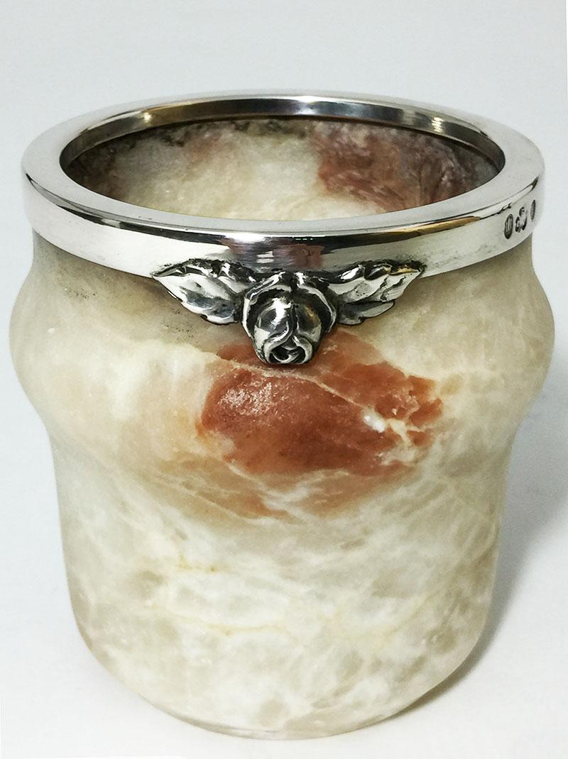Vaso a cucchiaio danese in alabastro e argento di Christian F. Heise 1904-1932

Vaso portacucchiaio danese in alabastro per cucchiai da tè, ma utile anche per altri oggetti come ad esempio matite o forchette da pasticceria
Il bordo argentato del