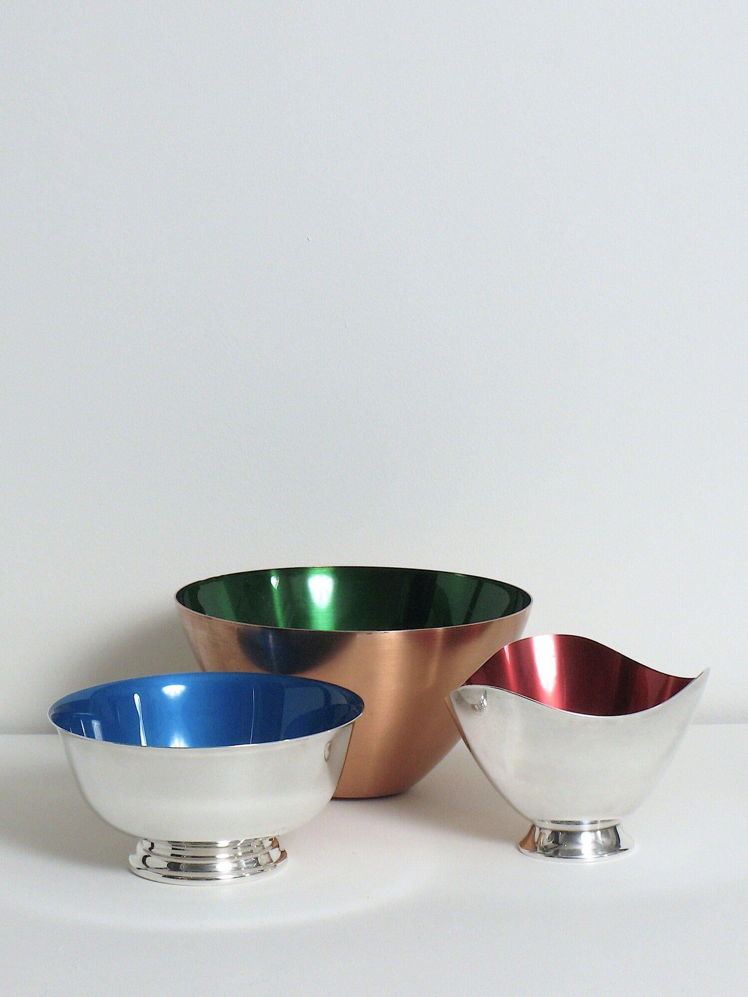 Danish and American Mid Century Enameled Bowls 

CREATOR: Various 

PERIOD: 1950-1959

COUNTRY OF ORIGIN: Denmark and USA

CONDITION:  GOOD (see condition description).

CONDITION DETAILS: In excellent condition. Very light surface scratches. Red