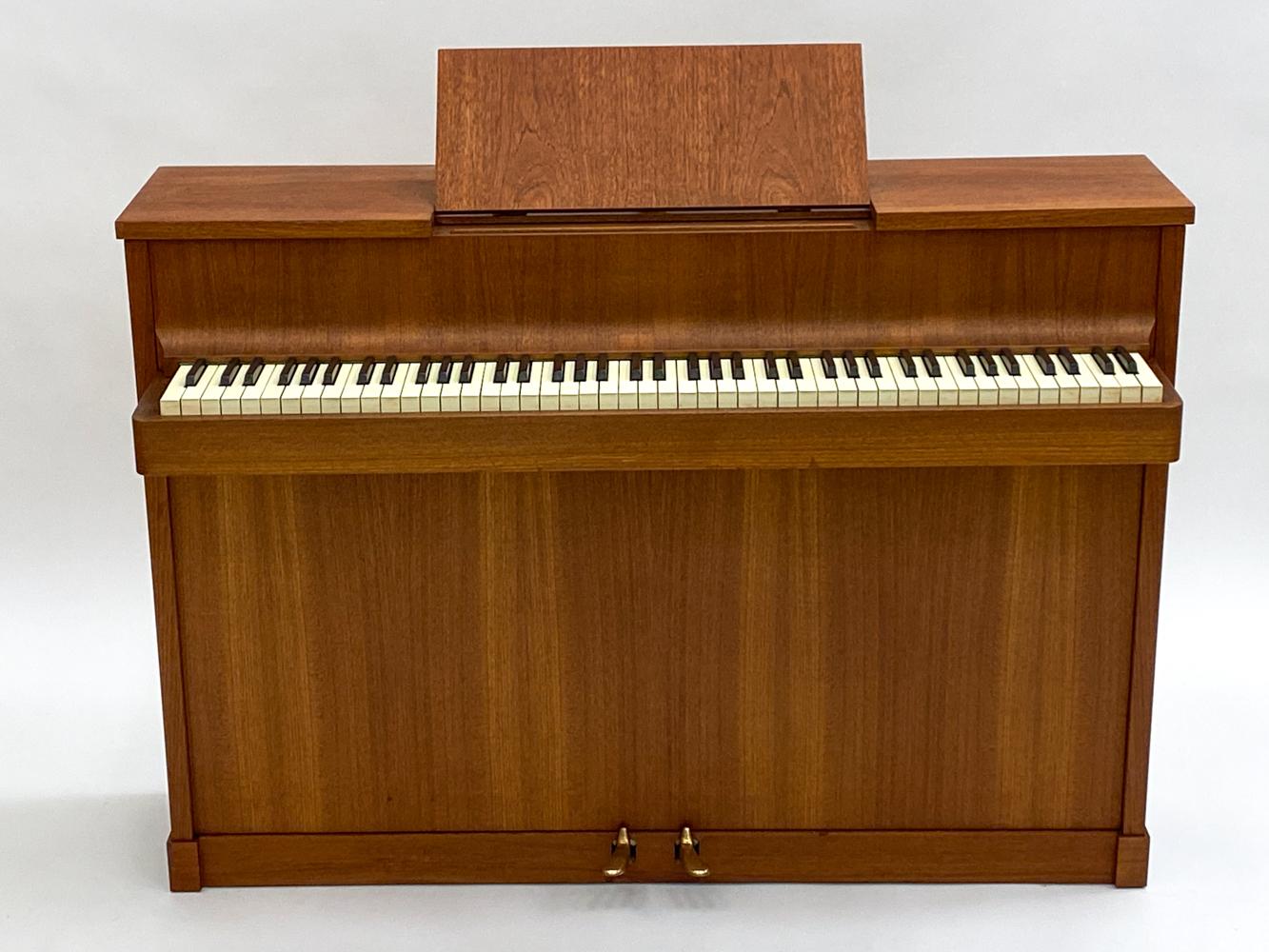 Dänisches Andreas Christensen Teakholz Mid-Century Klavier (Mitte des 20. Jahrhunderts) im Angebot
