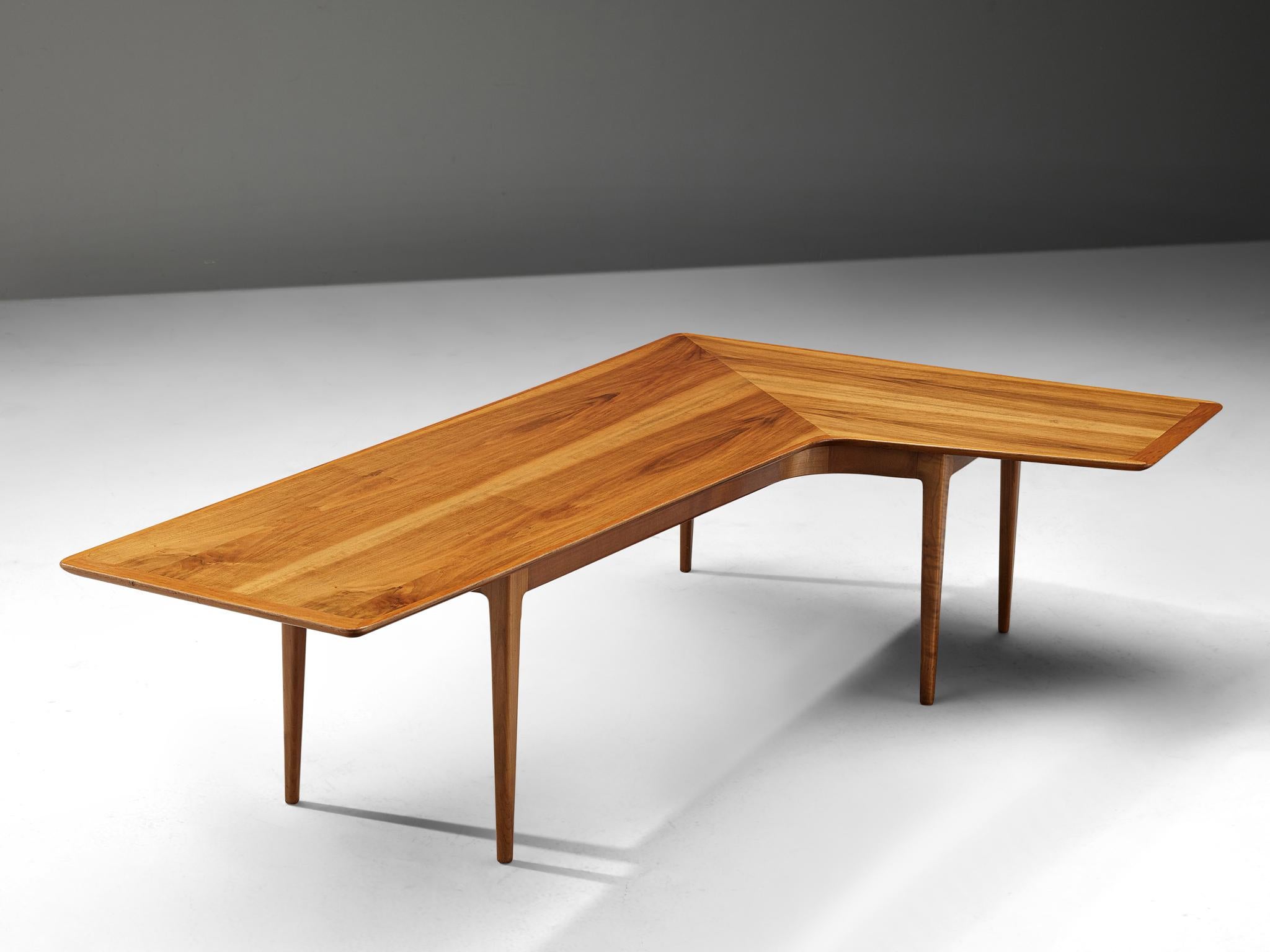 Eckiger Couchtisch, Nussbaum, Dänemark, 1960er Jahre

Dieser dänische eckige Couchtisch ist aus Nussbaumholz in einer warmen Farbe mit schöner natürlicher Maserung gefertigt, die die Tischplatte hervorhebt. Auffallend ist die Form der Tischplatte.