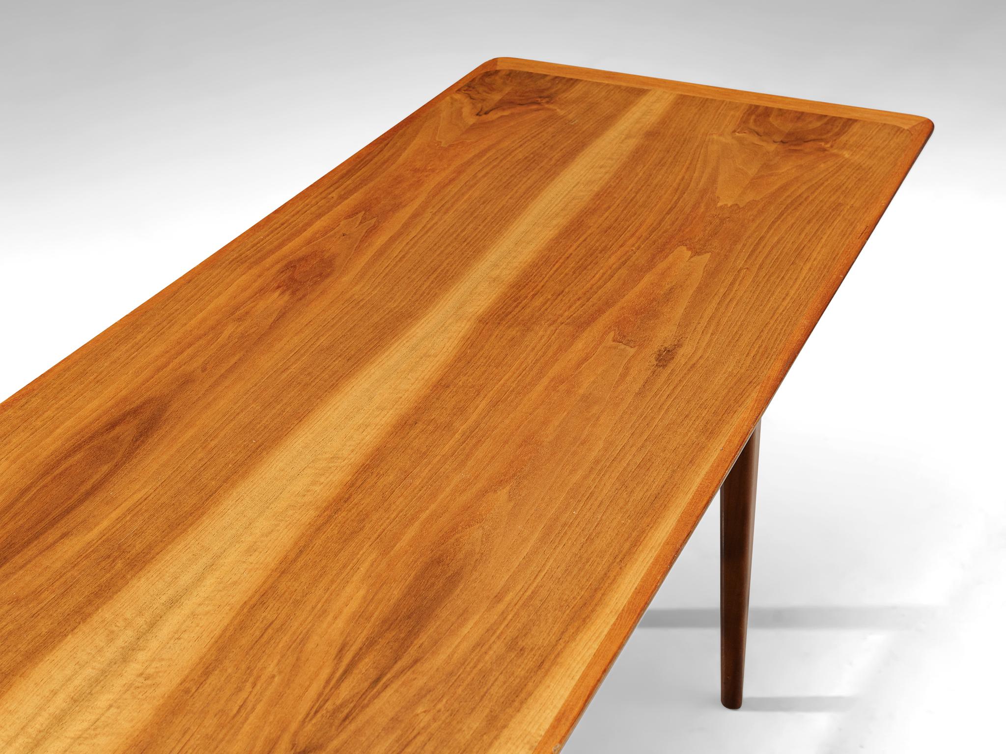 Dänischer kantiger Boomerang-Couchtisch aus Nussbaumholz im Angebot 3