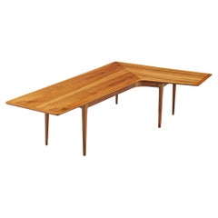 Dänischer kantiger Boomerang-Couchtisch aus Nussbaumholz