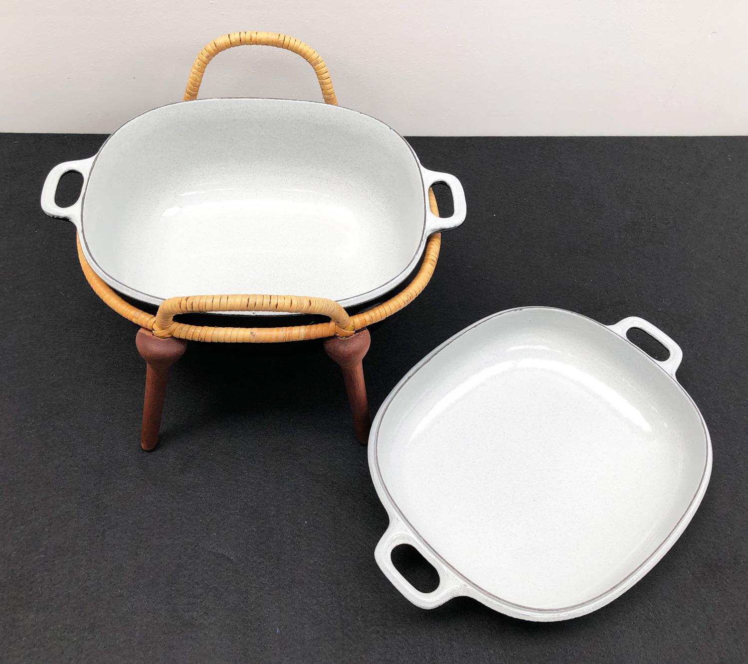 casserole dish with stand