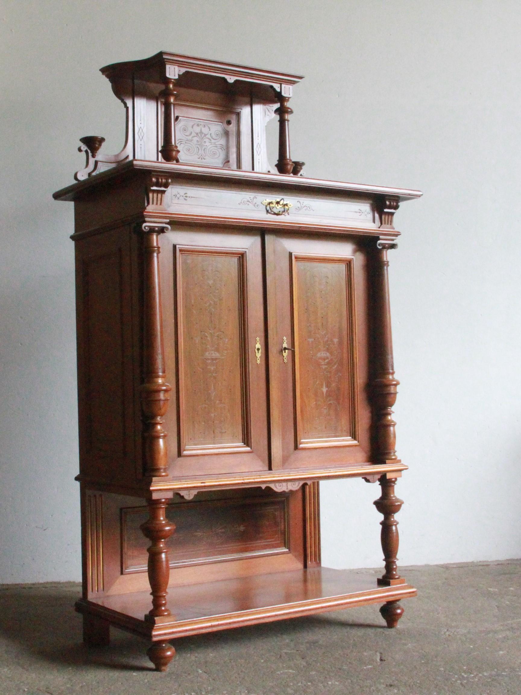 Questo mobile in legno, ornato da intricati intagli, è uno splendido pezzo d'antiquariato risalente alla fine dell'Ottocento o all'inizio del Novecento a Wood. La sua origine contadina aggiunge un fascino rustico, creando un contrasto sorprendente