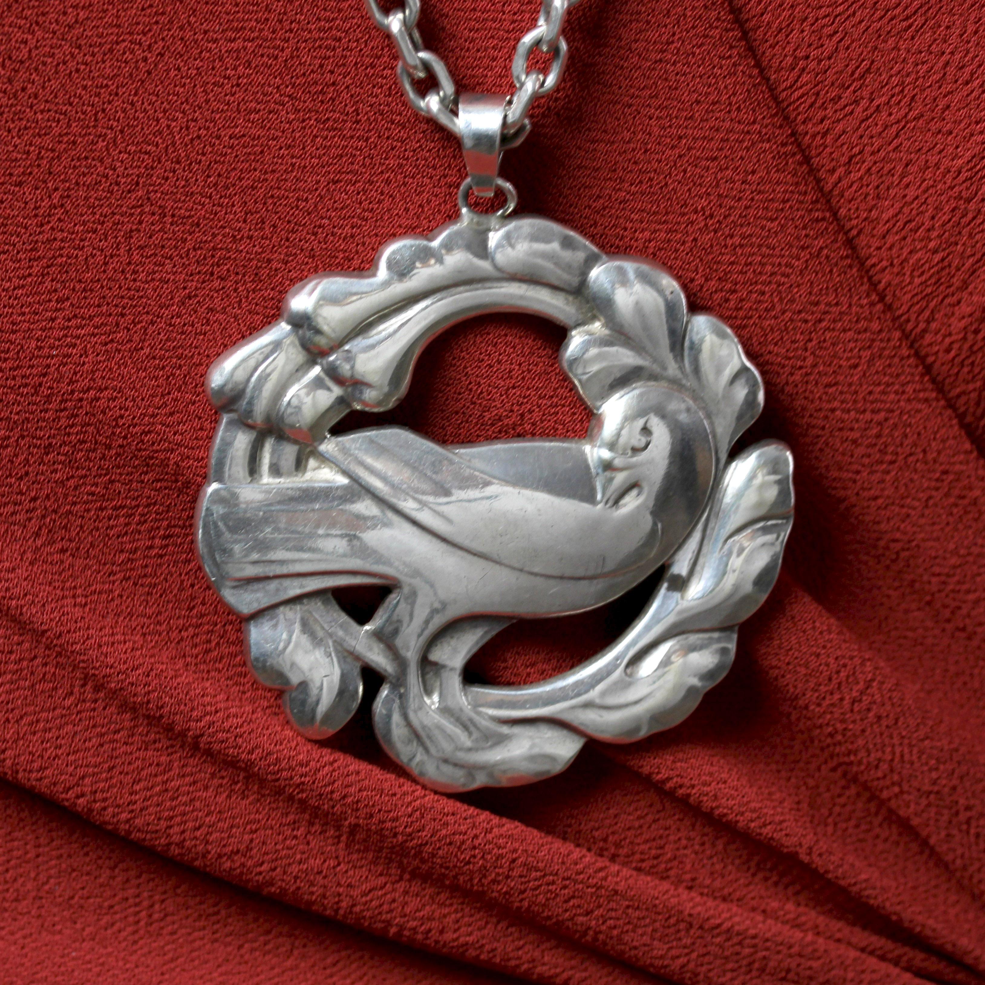 Collier en argent danois ancien signé Georg Jansen avec une colombe en vente 2