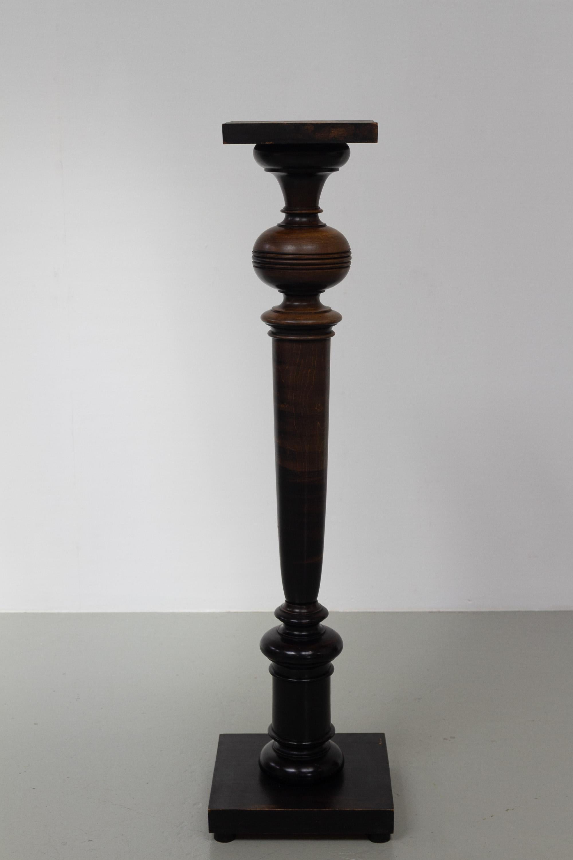 Danish Antique Wooden Pedestal Column, 1910s.

Tall and elegant early 1900s wood pedestal in stained black/dark brown finish. Turned column with square base and top.

Good original condition with patina consistent with age and use. Some wear to the