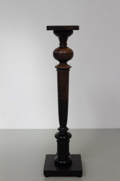 Colonne danoise ancienne à piédestal en bois, années 1910.