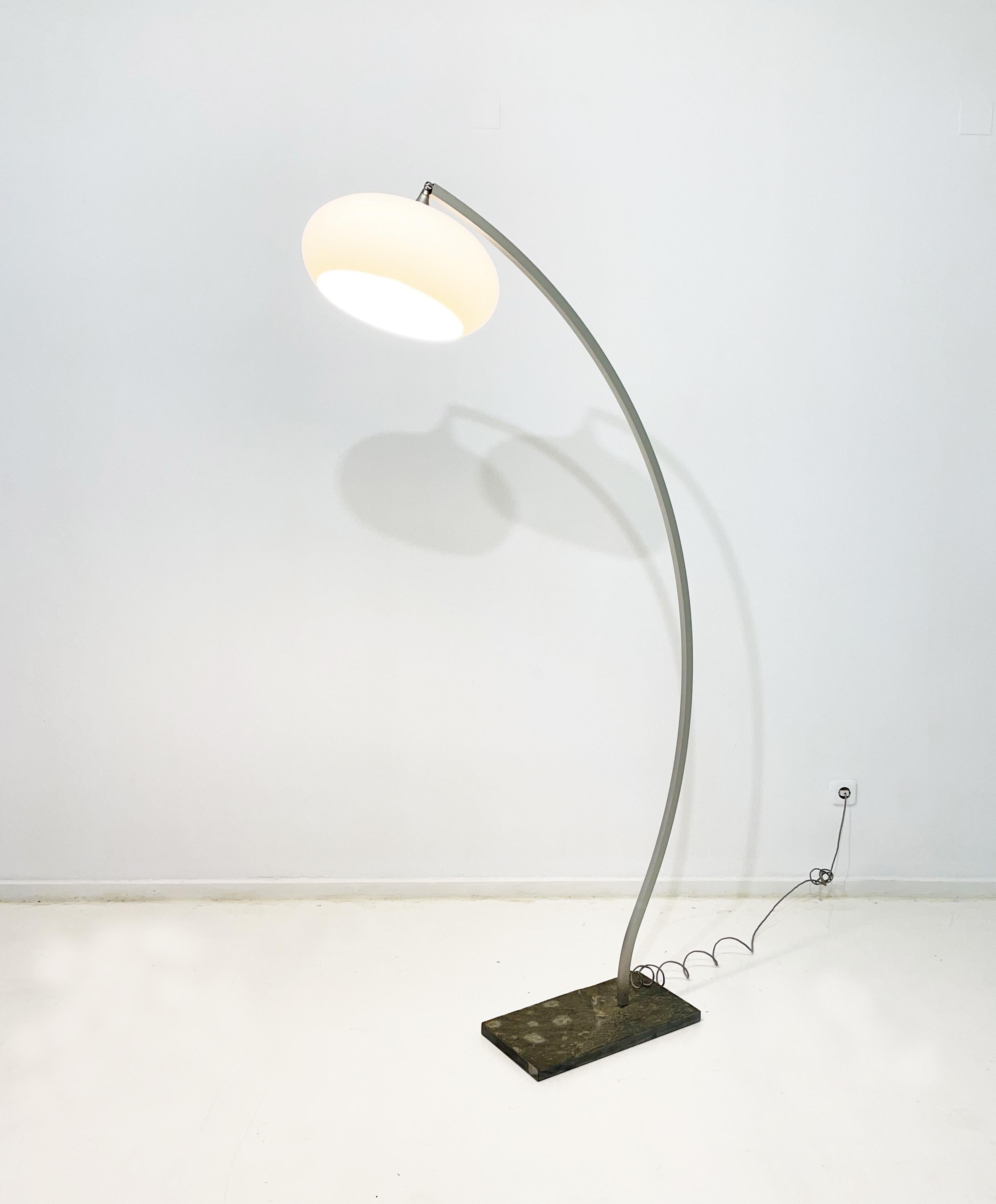 Dänische Bogen-Stehlampe (Metall) im Angebot