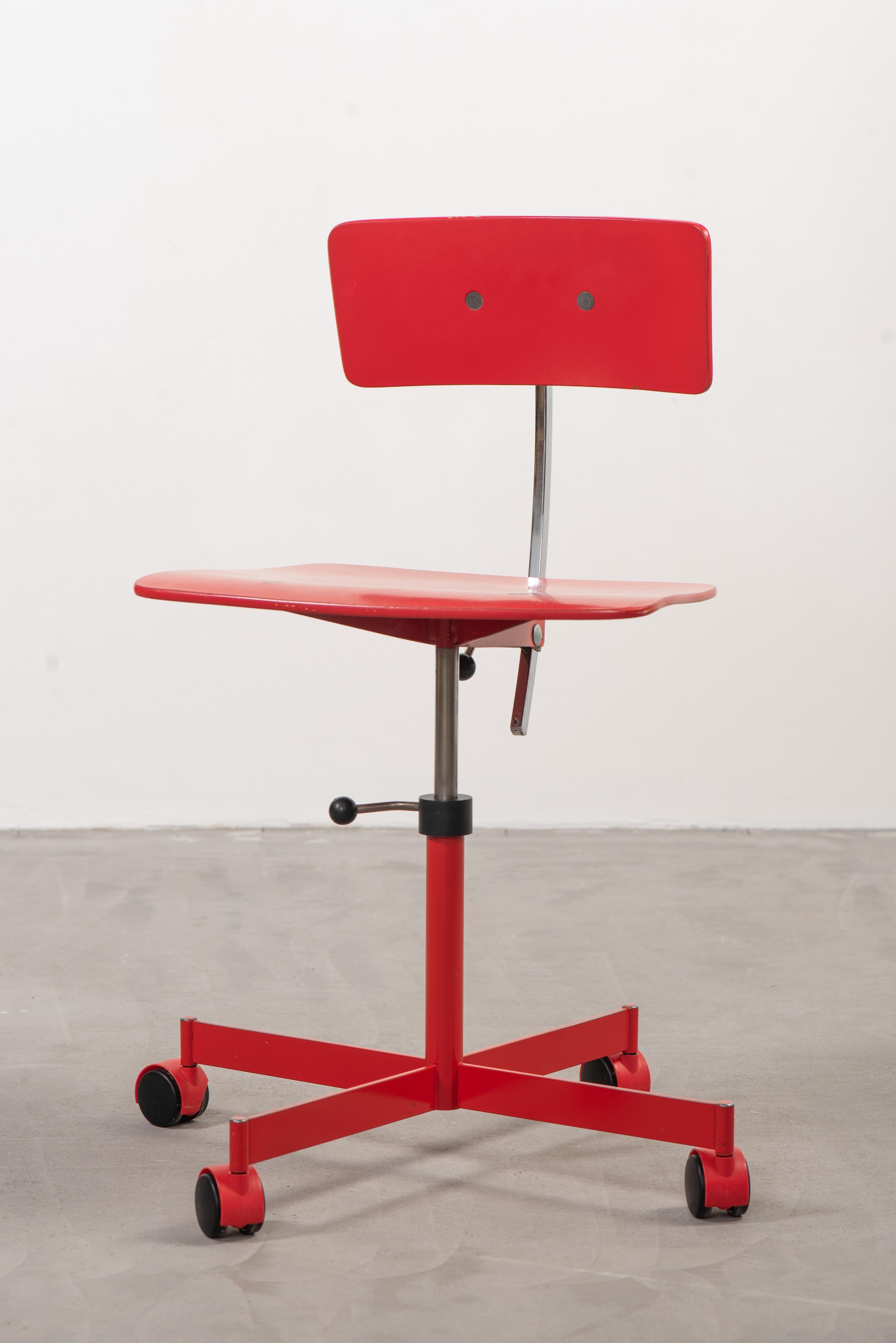 Der klassische dänische Architektenstuhl in leuchtendem Rot, entworfen von Jorgen Rasmussen für Kevi, mit verstellbarem Sitz und Rückenlehne aus Sperrholz und drehbaren Rollen. Die Rückenlehne hat einen Kippmechanismus.

Hergestellt in Dänemark.