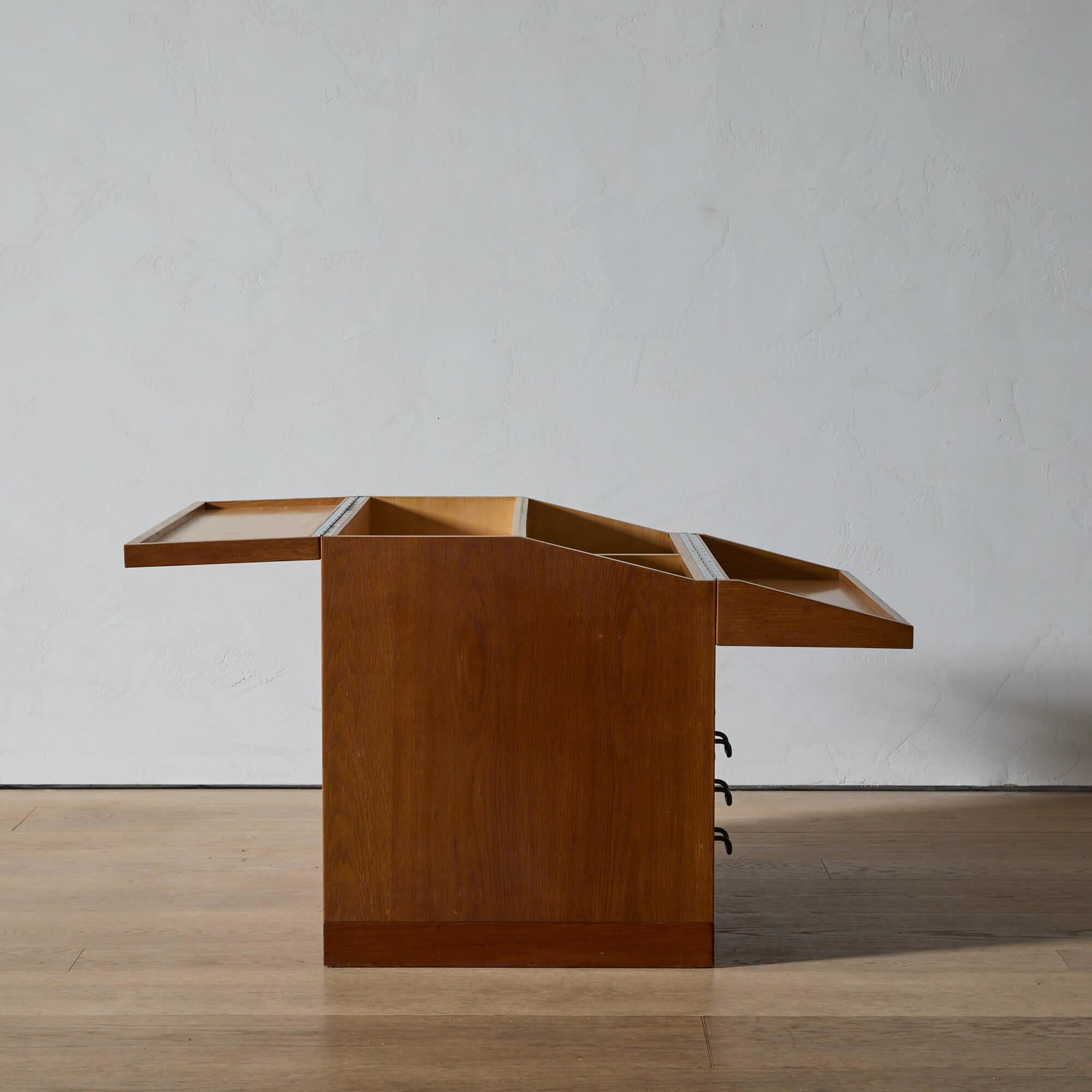 Dänisches Architektenkabinett im Zustand „Gut“ im Angebot in Long Island City, NY