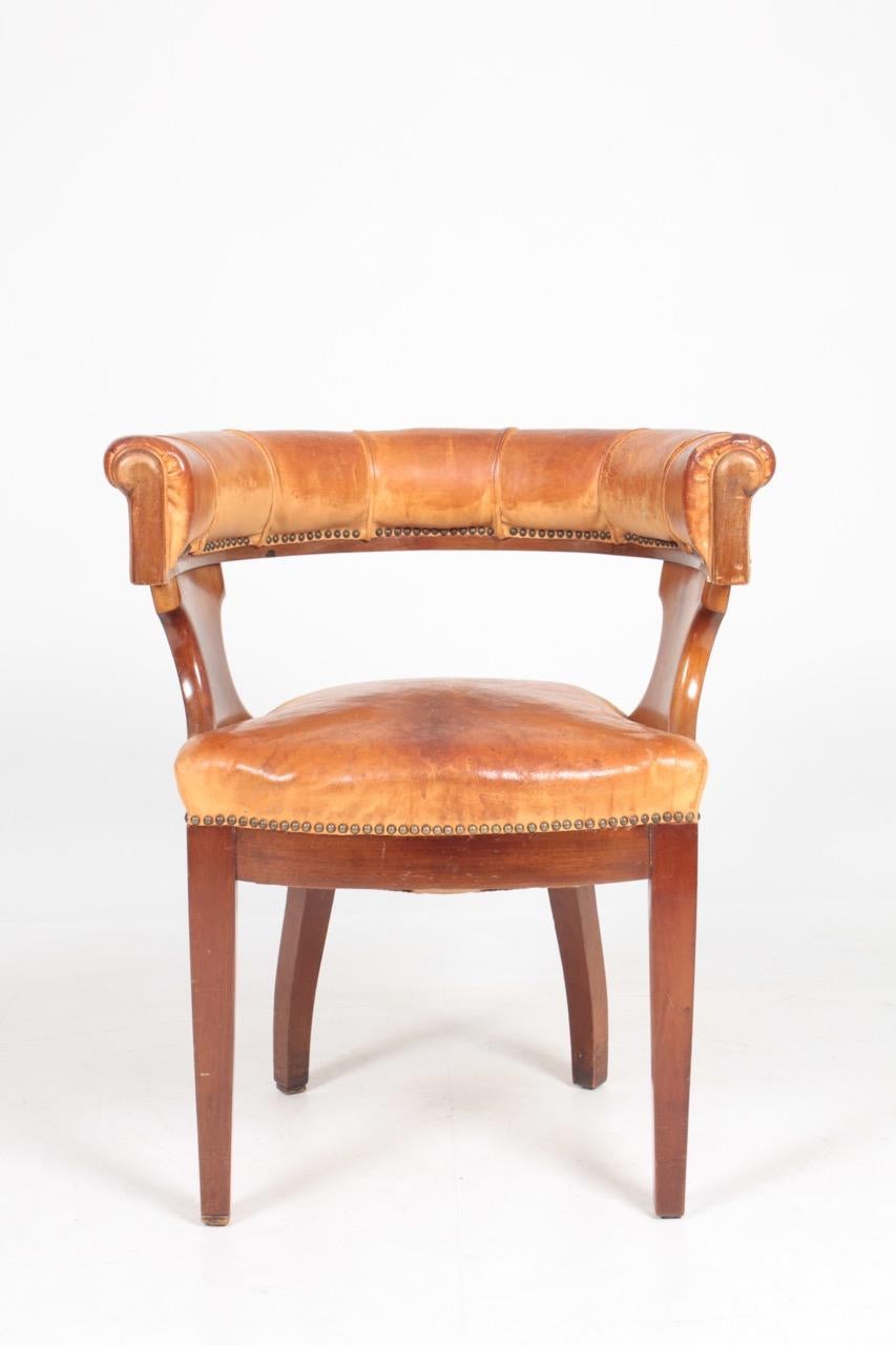 Sessel aus patiniertem Leder, hergestellt von einem dänischen Tischler in den 1930er Jahren. Toller Originalzustand.