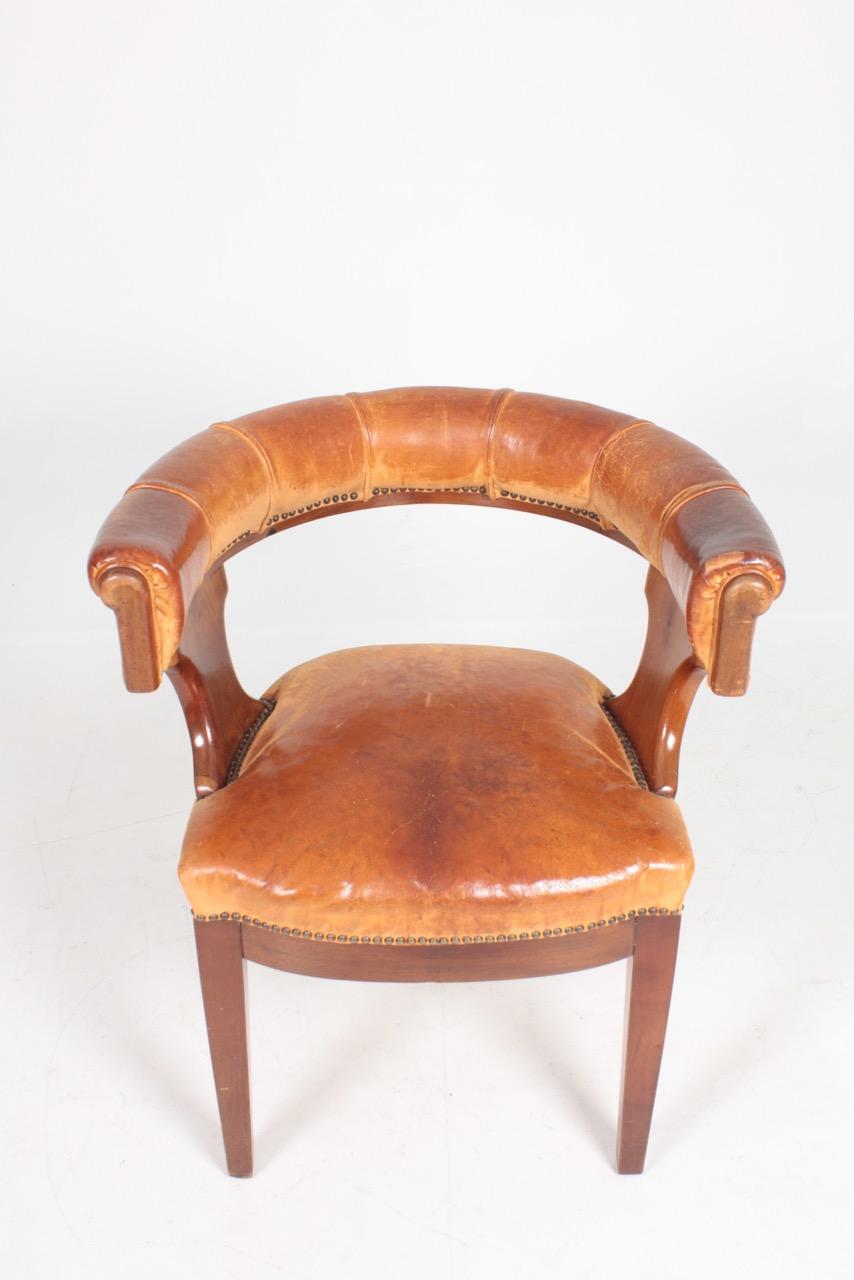 Dänischer Sessel in patiniertem Leder aus kubanischem Mahagoni:: 1930er Jahre (Mitte des 20. Jahrhunderts) im Angebot