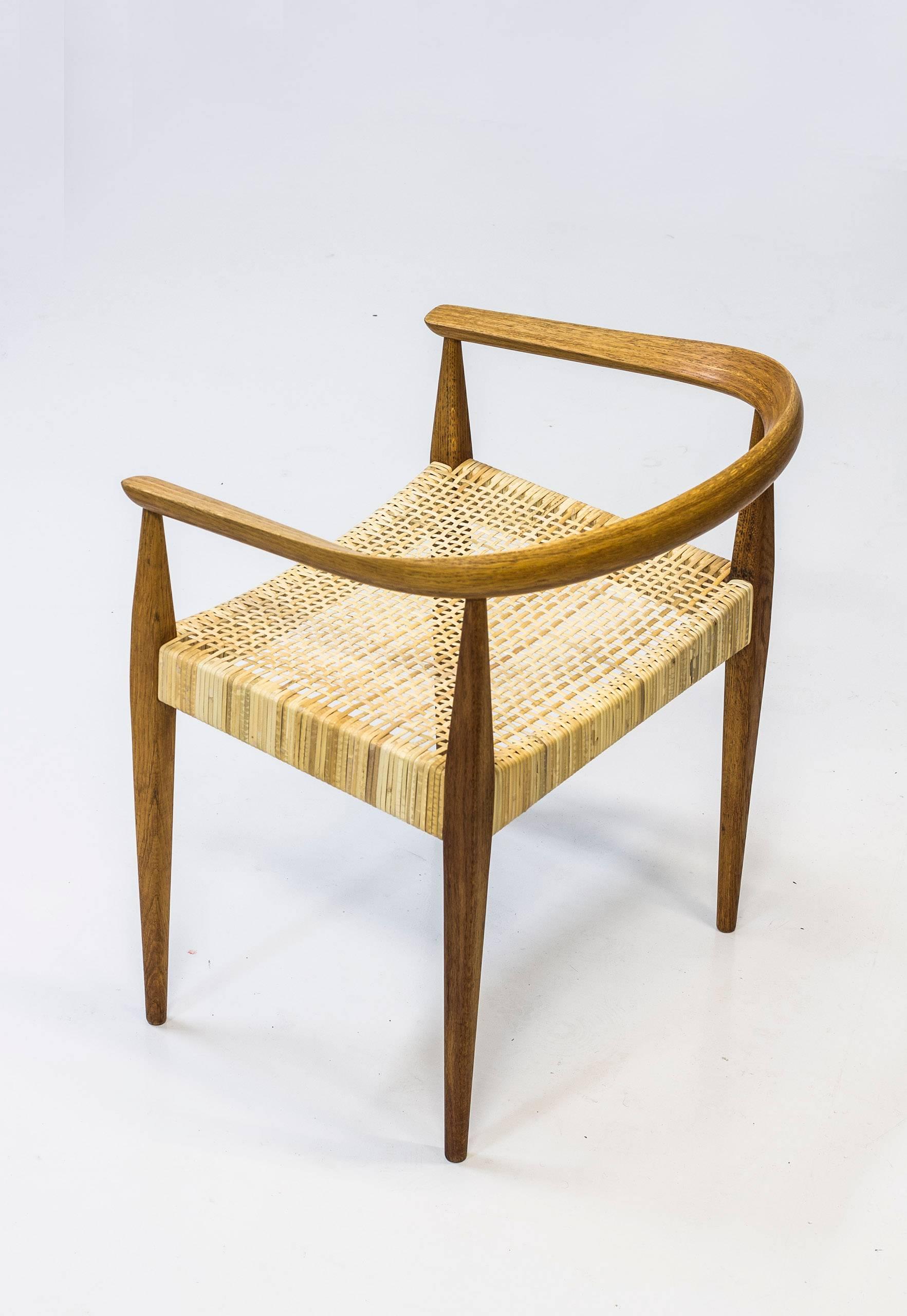 Rare fauteuil modèle n° 113 conçu par Nanna Ditzel. Produit au Danemark par Poul Kolds Savværk vers 1955-1960. Fabriqué en chêne massif et en chêne stratifié dans le dossier. Assise en rotin tressé à la main. Excellent état avec très peu de signes