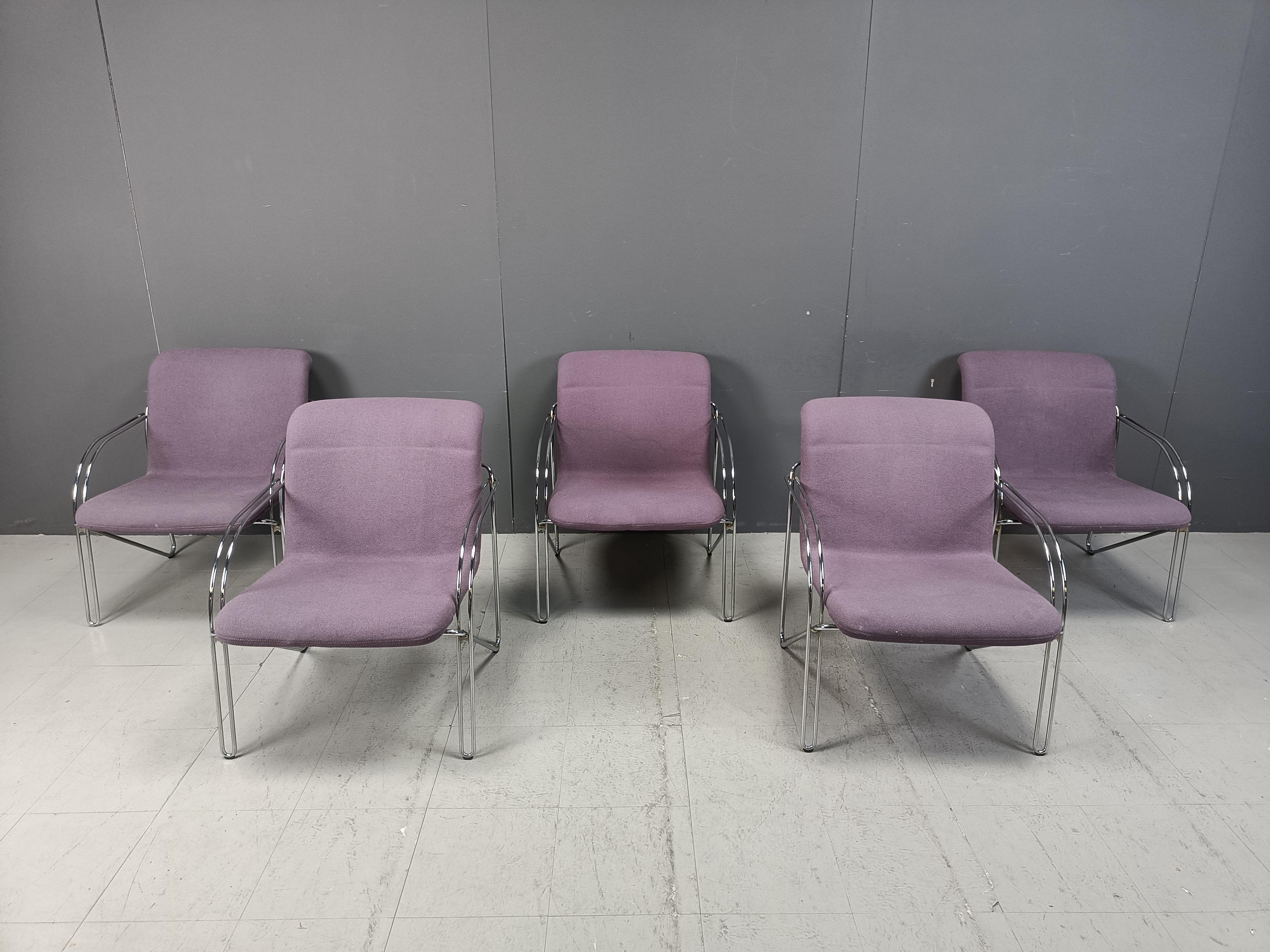 Poltrone/sedie da pranzo vintage disegnate da Alfred Hofmann per Gispen/labofa.

Le sedie hanno una struttura in metallo cromato con sedute in tessuto viola.

Pezzi senza tempo, design impilabile.

Anni '70 - Paesi Bassi

Dimensioni:
Altezza: 84