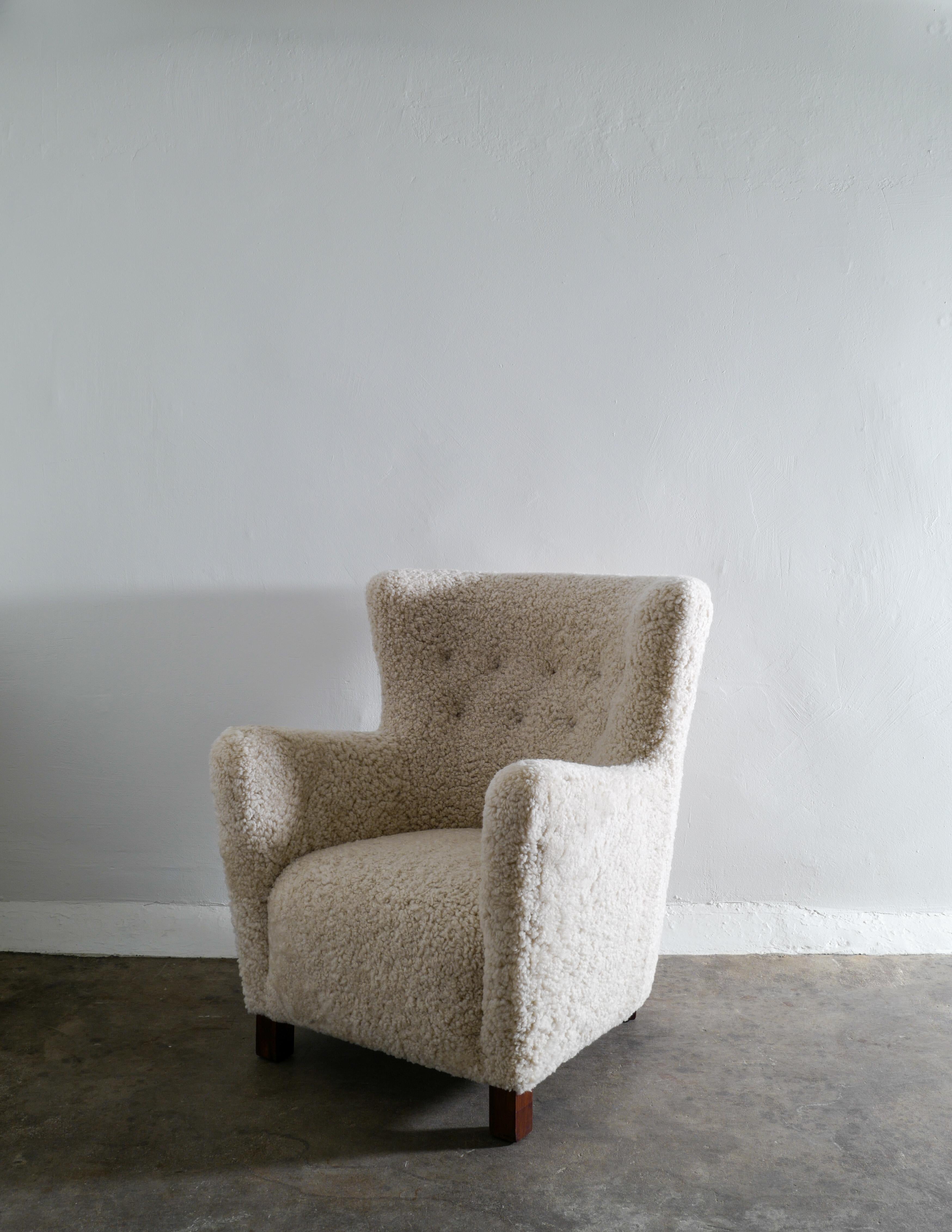 Danish Arm Easy Chair in Style Of Fritz Hansen in Oak and Sheepskin, 1940s In Excellent Condition In Stockholm, SE