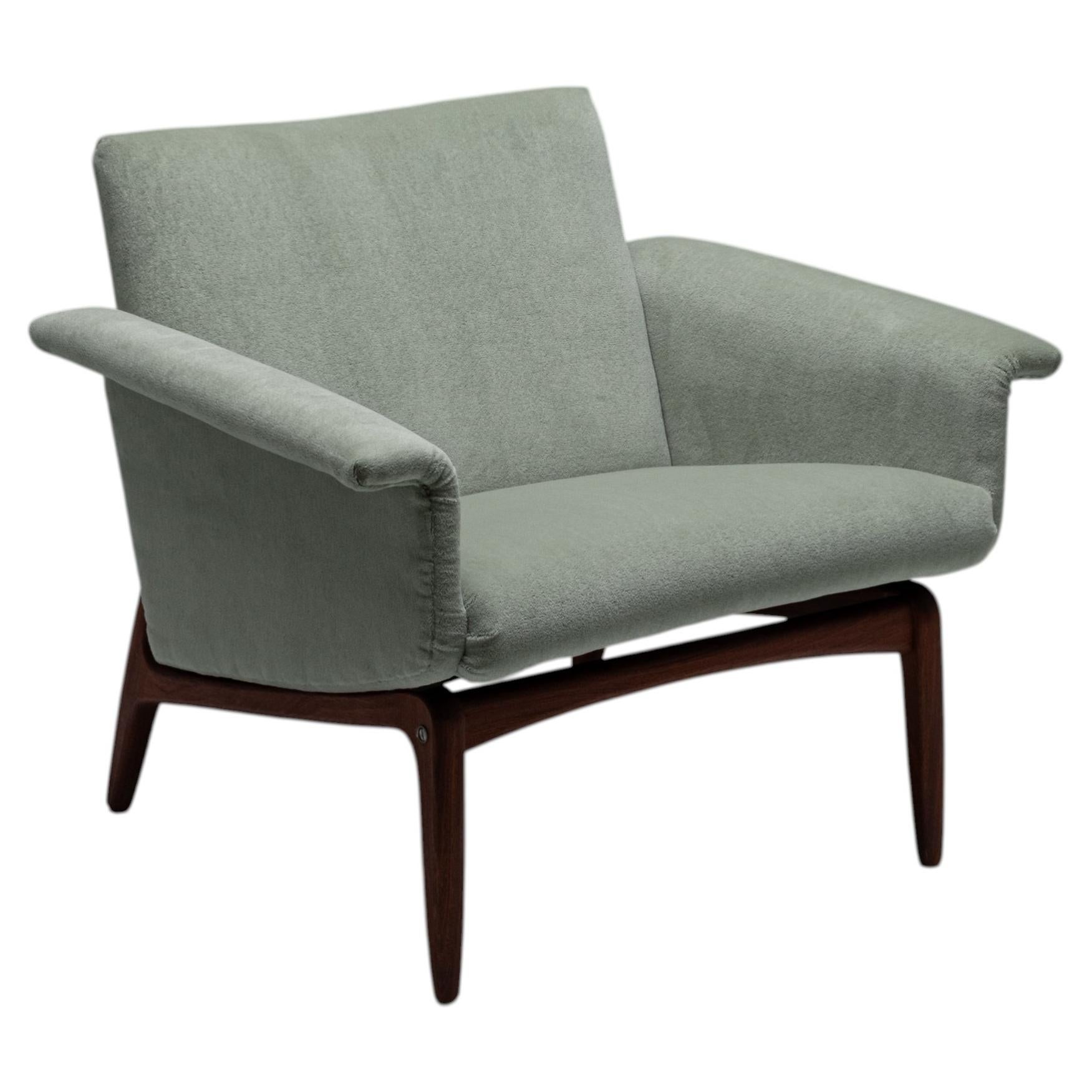 Sillón danés de teca de los años 60, tapizado en terciopelo de lana verde en venta