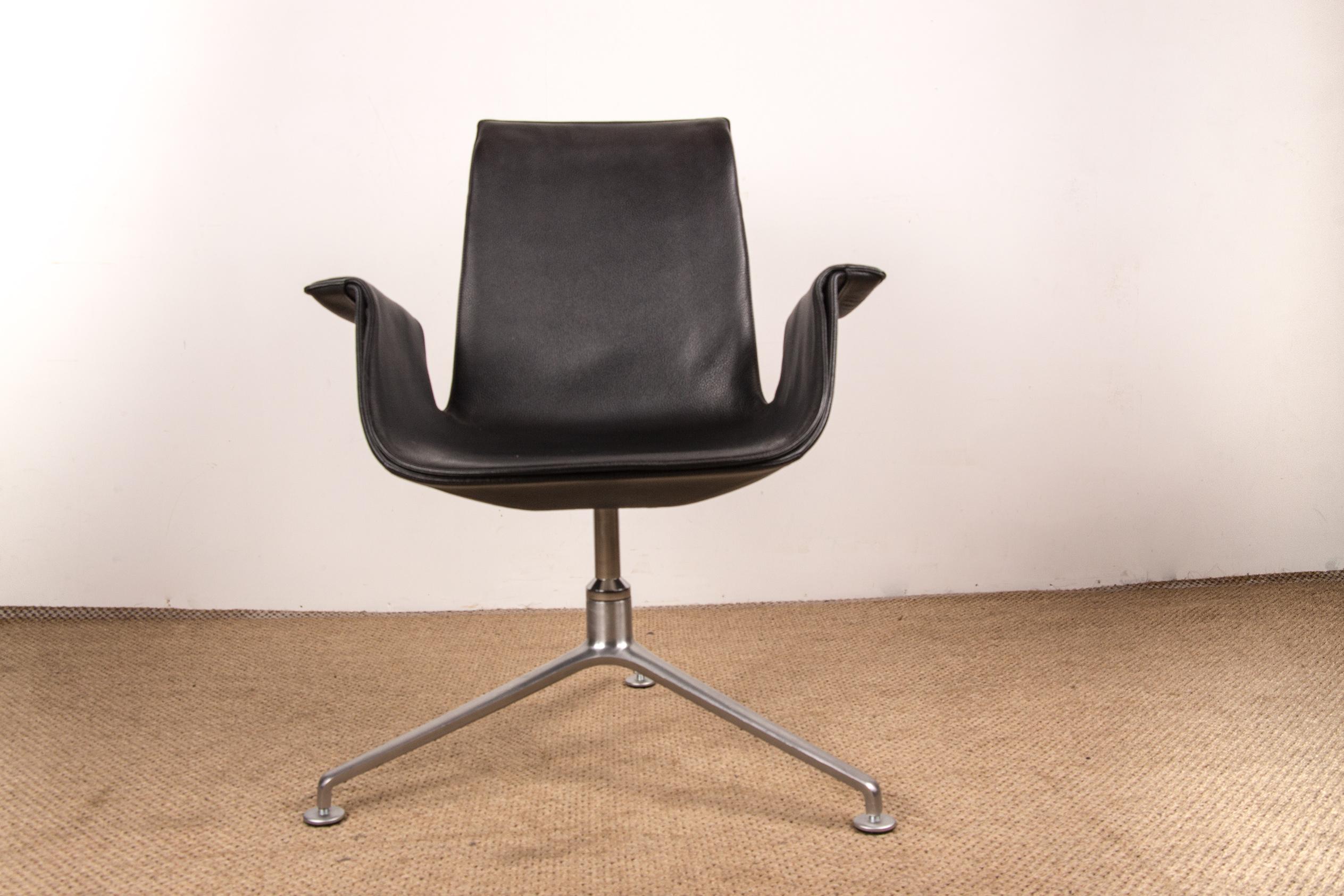 Superb Scandinavian armchair. Structure with three legs in Chromed Steel, seats and backs in cowhide leather in excellent condition. This piece of furniture comes from the premises of the International Automobile Federation at Place Vendôme in