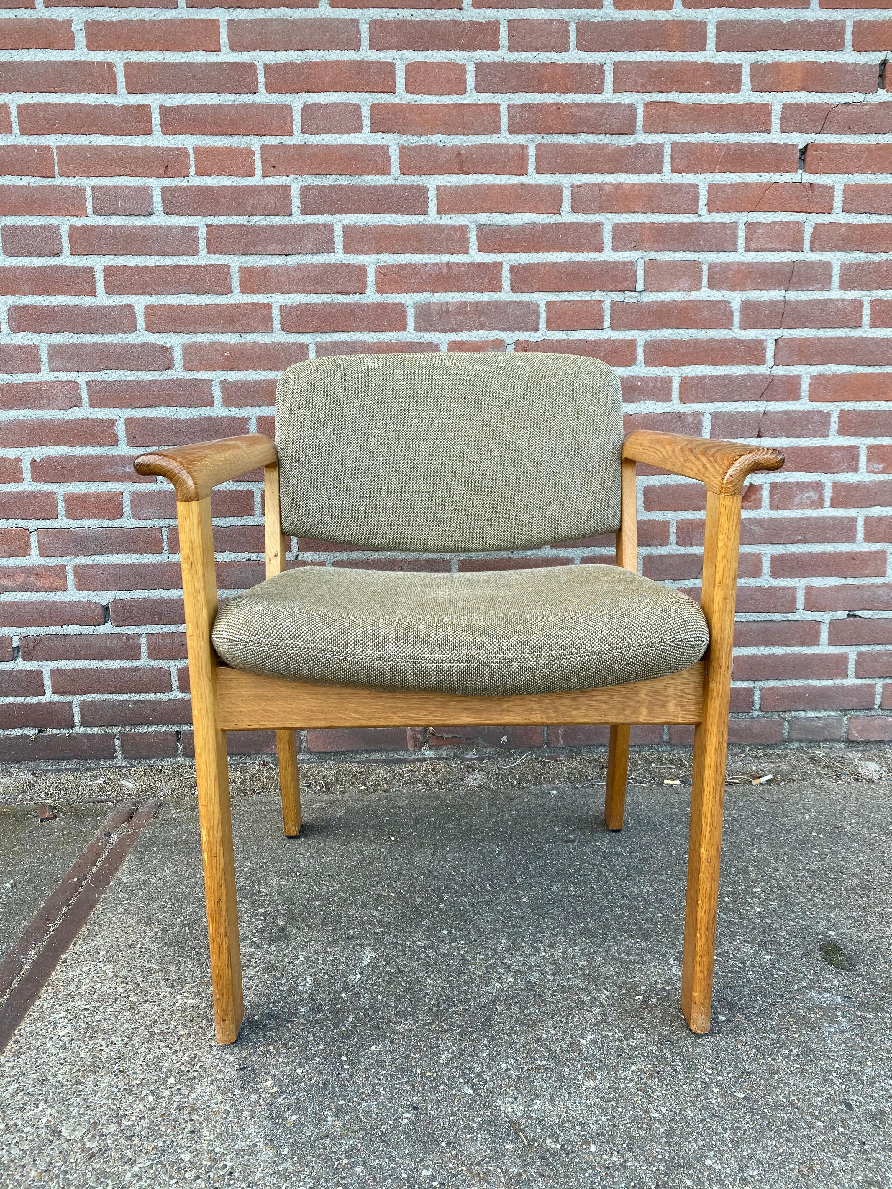 Very nice piece in teak and upholstery in wool. Some light stains to the upholstery and light wear to it’s base.