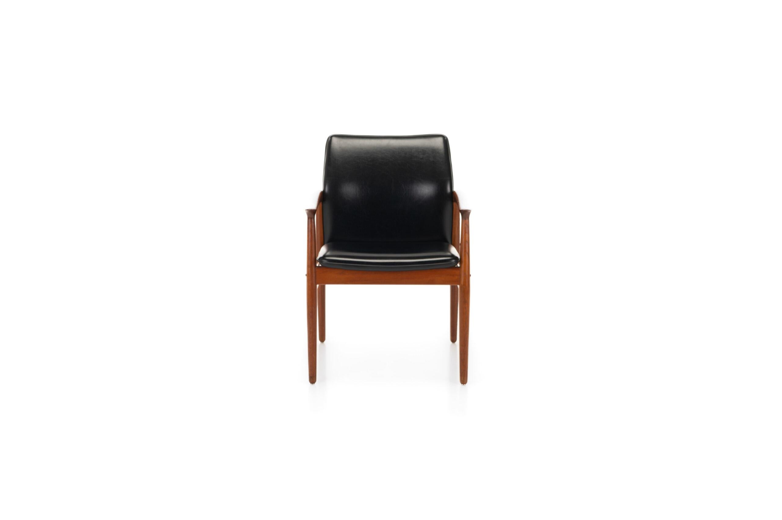 Fauteuil danois de Grete Jalk pour Glostrup, Danemark années 1960. La chaise a un cadre en teck, un revêtement en skaï noir et est en excellent état d'origine.