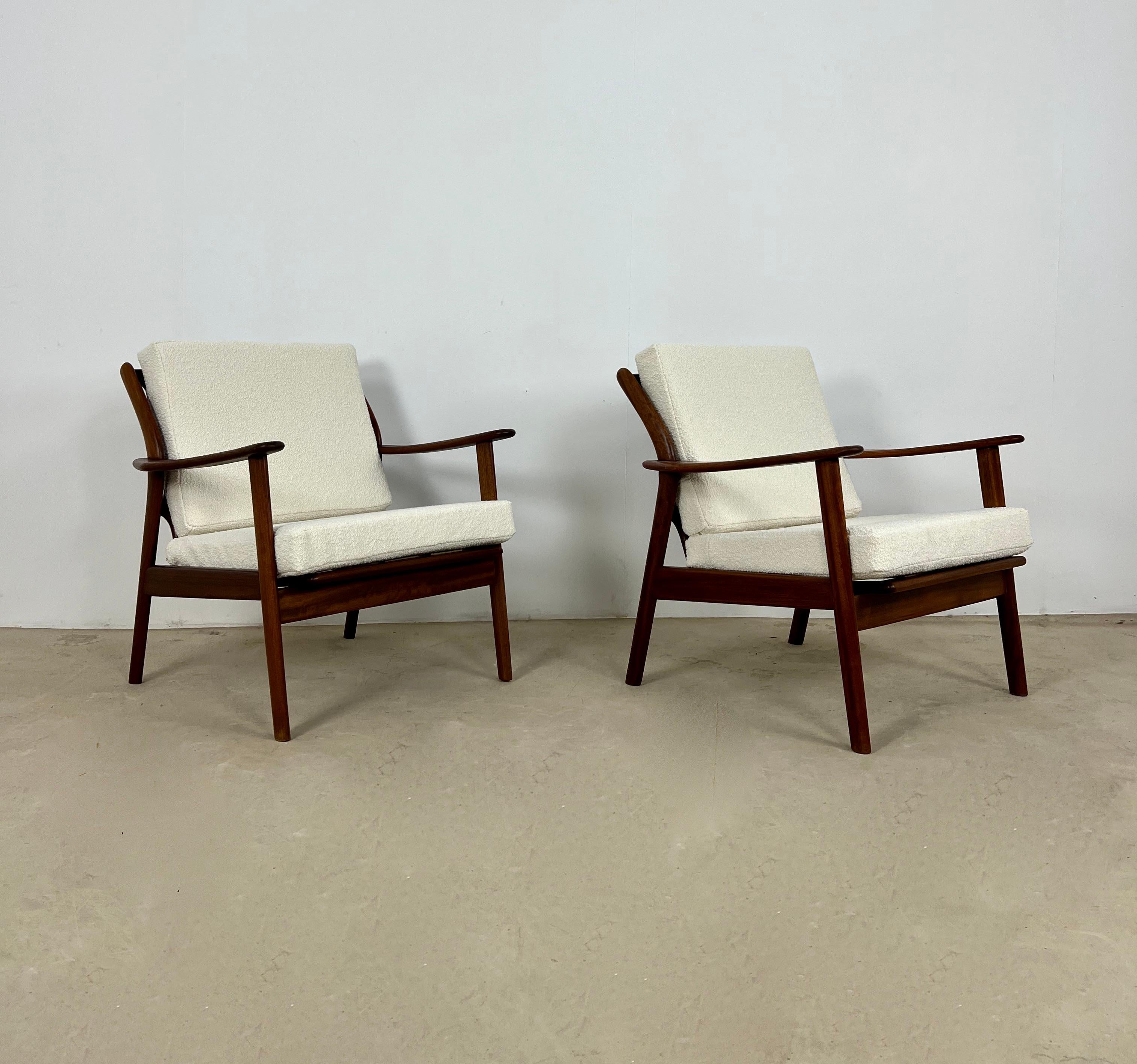 Pair of armchairs in wood and fabric of white color. Seat height: 42cm. Wear due to time and age of the chair. New straps under the seat.