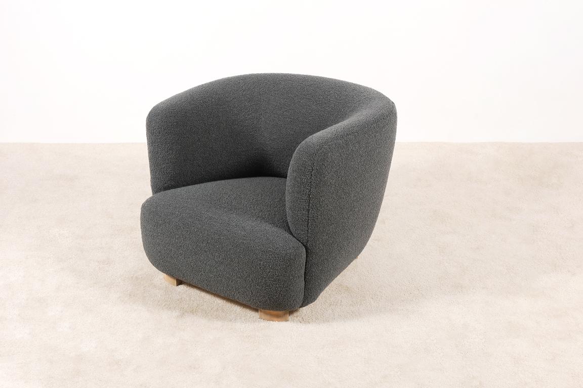 Lovely Danish armchair with nice curves, circa 1940.
Unknown designer.
Excellent condition, this armchair is newly upholstered with a high quality fabric from the new collection of the French house Nobilis.