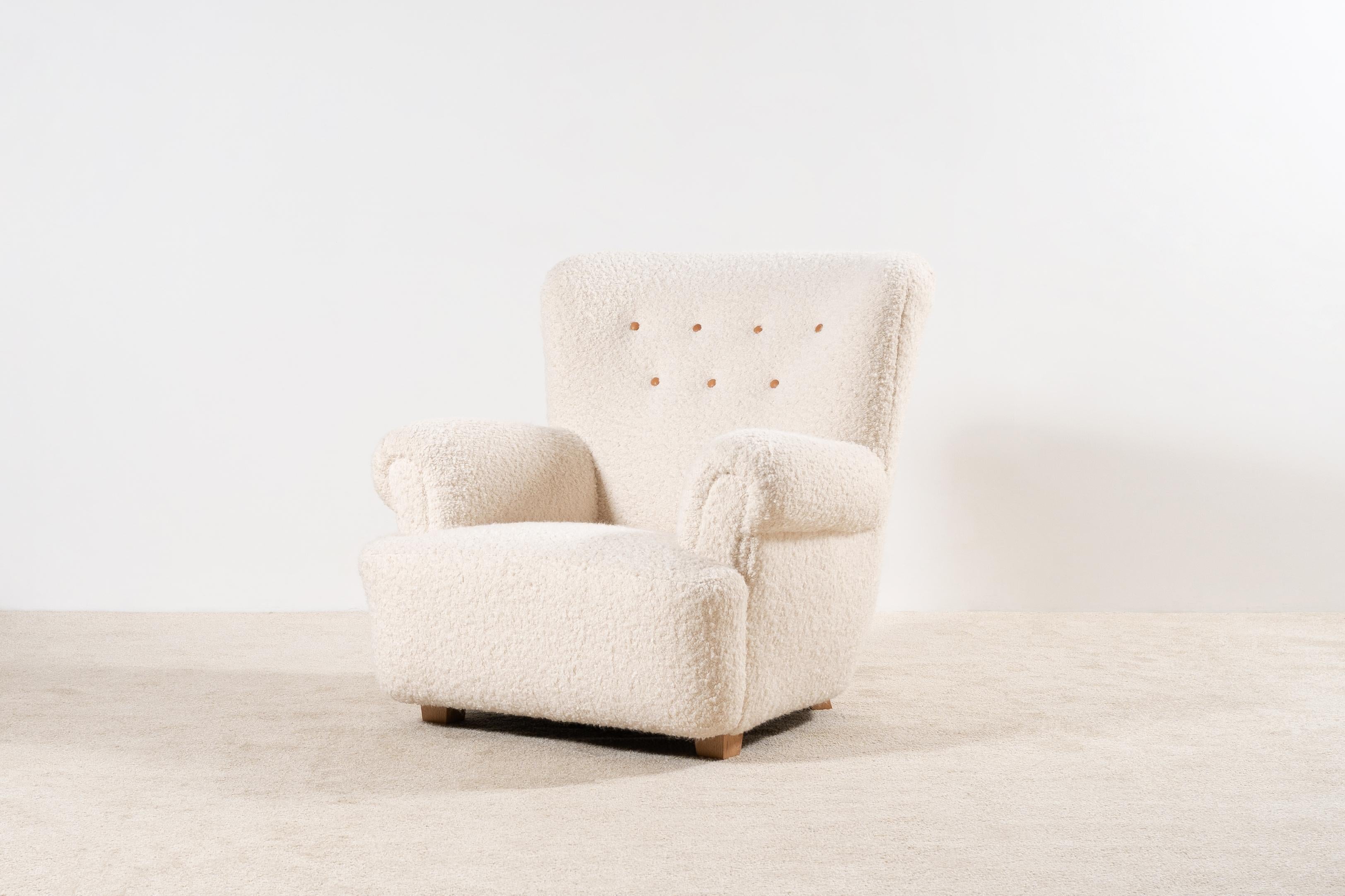 Danish armchair with nice curves and leather buttons, circa 1940.
Unknown designer.

Original piece from the 40's fully restored and newly upholstered in the traditional way by the best French craftsmen with a Nobilis wool Bouclé