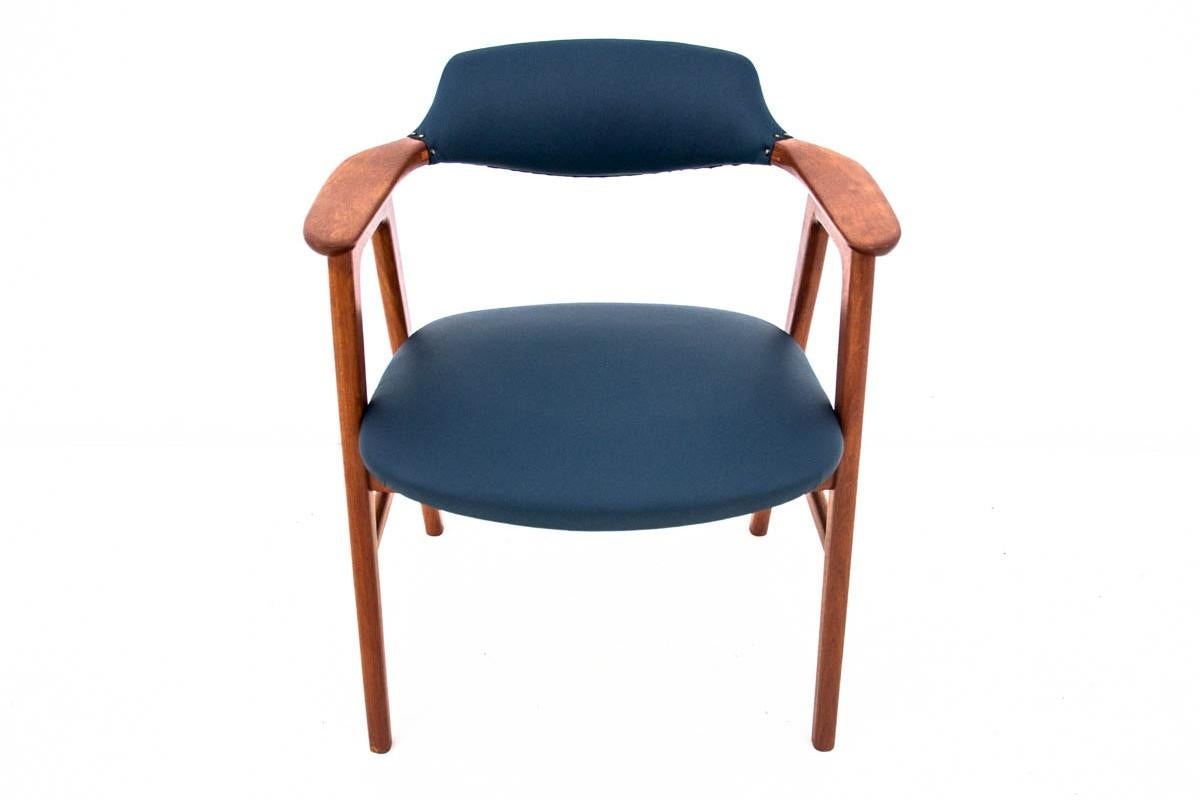 Danish armchair from the 60s.

A minimalist form with delicately profiled armrests and a profiled backrest for better seating comfort. The perfect desk chair.

The furniture is in very good condition, after wood renovation and replacement of the