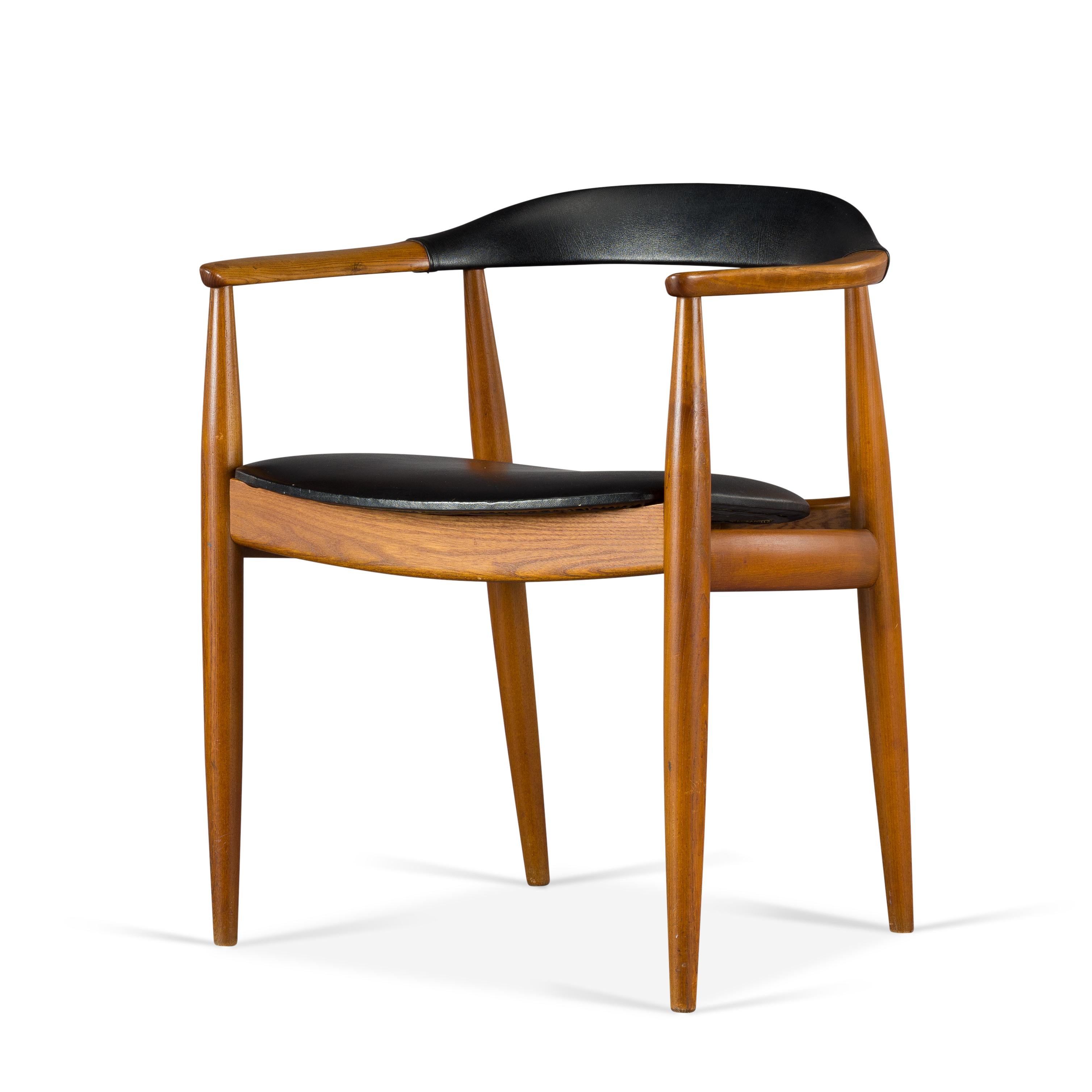 Designed by Illum Wikkelsø this chair is instantaneously recognisable as an Niels Eilersen. Producer Eilersen was proficient in steam bending of wood and made the back of the chair and armrests in one piece of elm wood. This chair is also referred