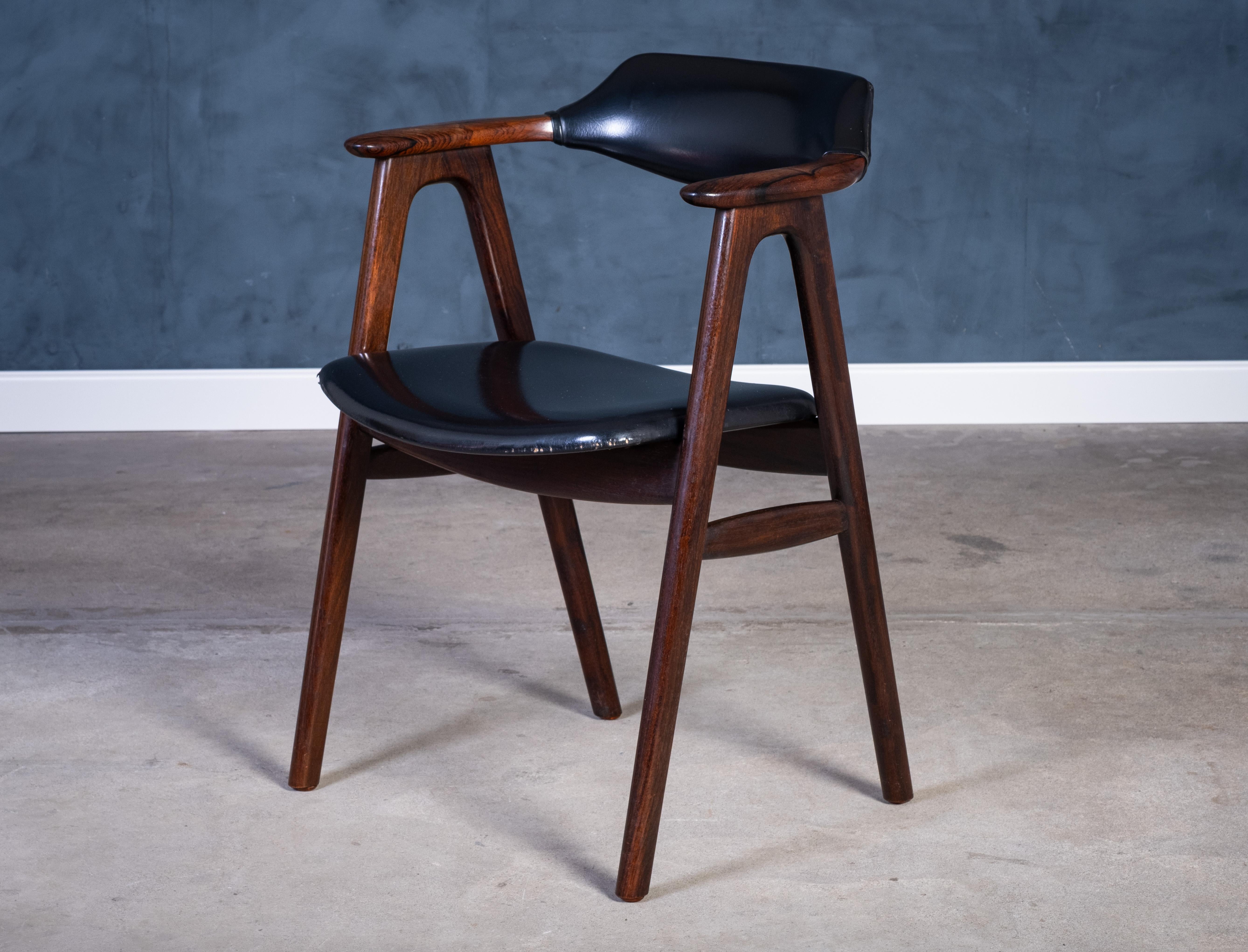 Elegant armchair designed by Erik Kirkegaard and produced by Høng Stolefabrik in the 1960s. Crafted from stunning rosewood and upholstered in black leather, this chair showcases the soft, organic lines typical of Danish modern design.

Combining