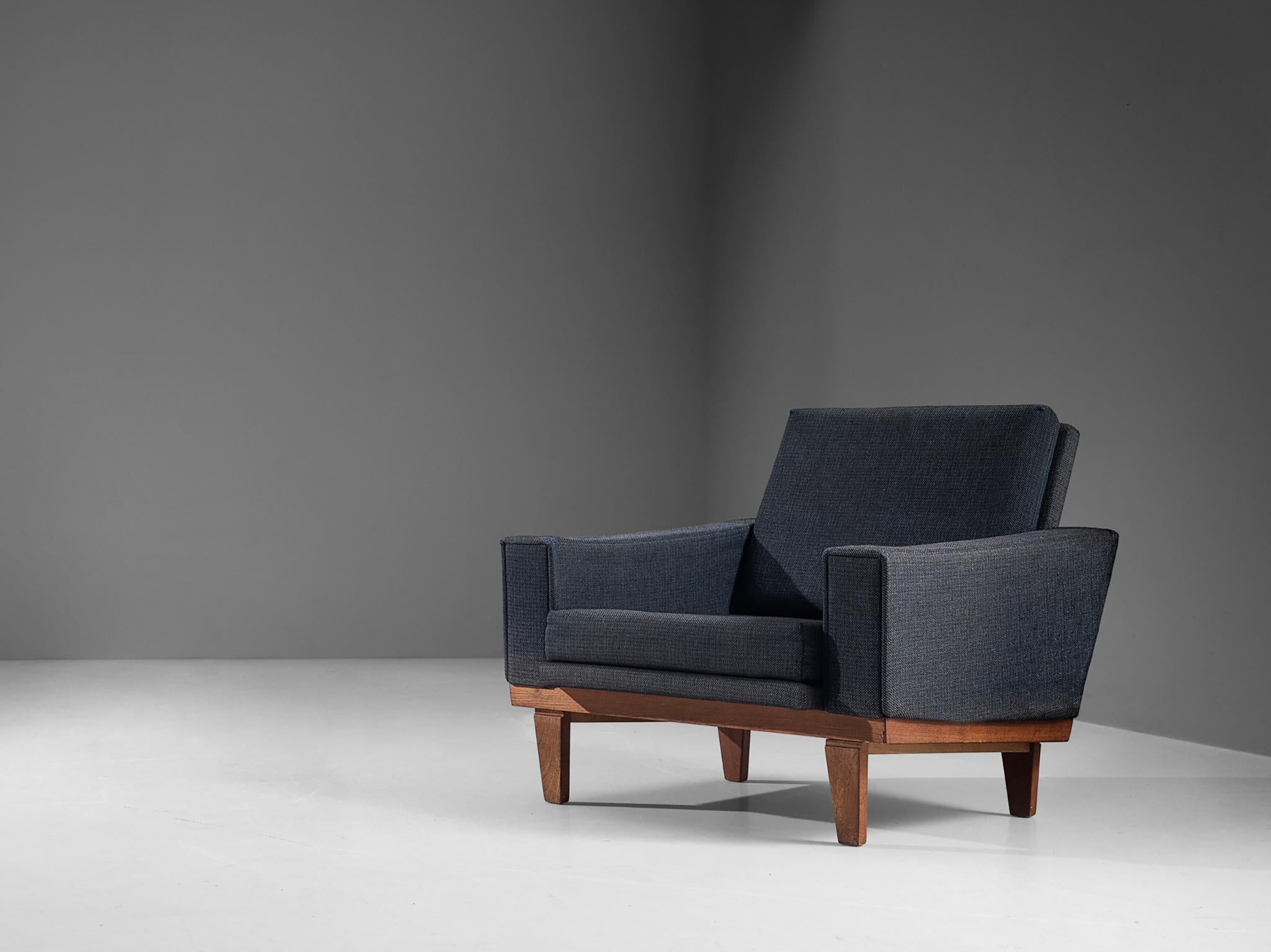 Loungesessel, graublauer Stoff, Teakholz, Dänemark, 1960er Jahre.

Dieser Sessel ist mit einem dicken graublauen Stoff bezogen. Sitz und Rückenlehne sind glatt gepolstert und ergänzen das Teakholzgestell wunderbar. Die rechteckigen Beine sind leicht