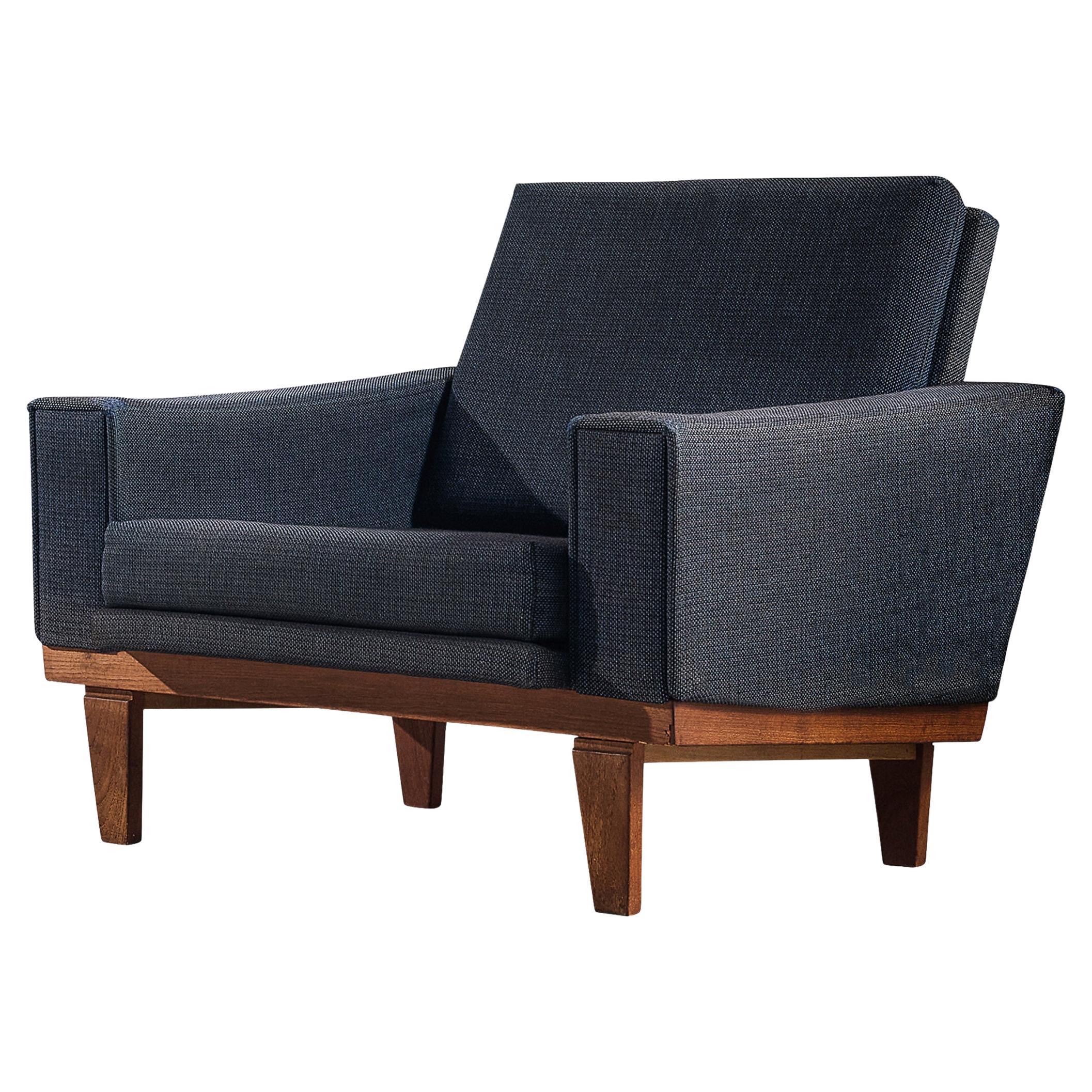 Dänischer Sessel aus Teakholz und blauer Polsterung  im Angebot