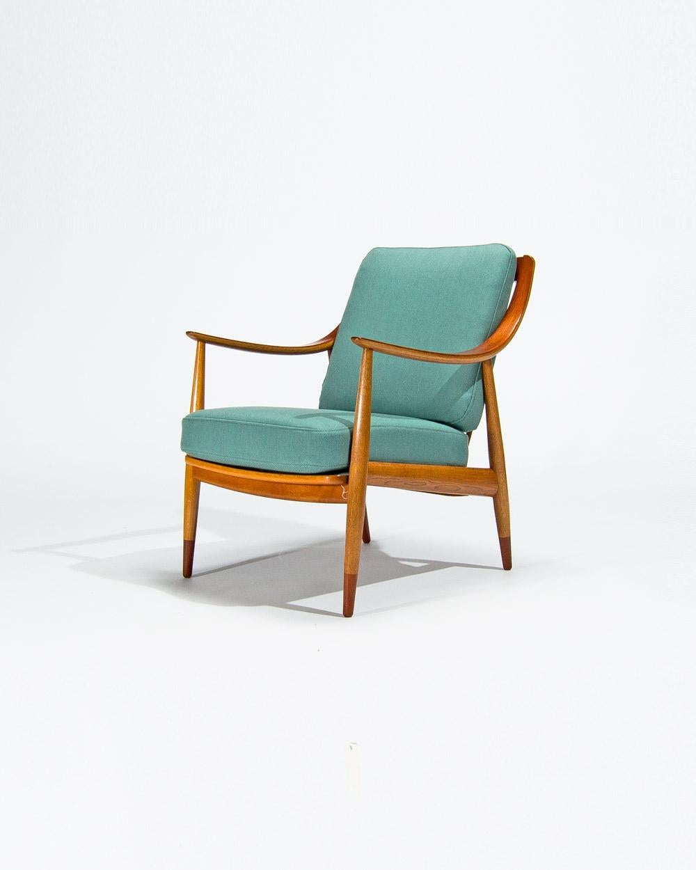 Dänischer Sessel, entworfen von Peter Hvidt und Orla Mølgaard Nielsen für France & Daverkosen, Modell FD 145, aus den 1950er Jahren. Ein wunderbar ausgewogenes Stück, das die für die Designer typische Mischung aus Schlichtheit und Raffinesse zeigt.