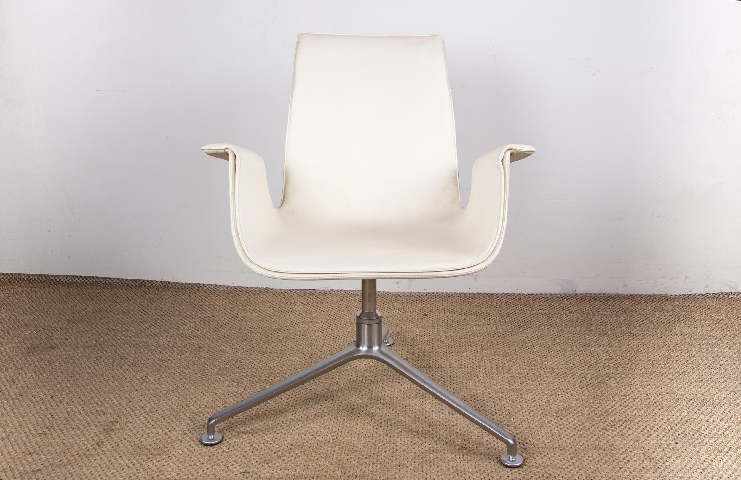 Scandinavian Modern Danish armchair in white leather and chrome steel, model FK 6725 Fabricius/Knoll For Sale