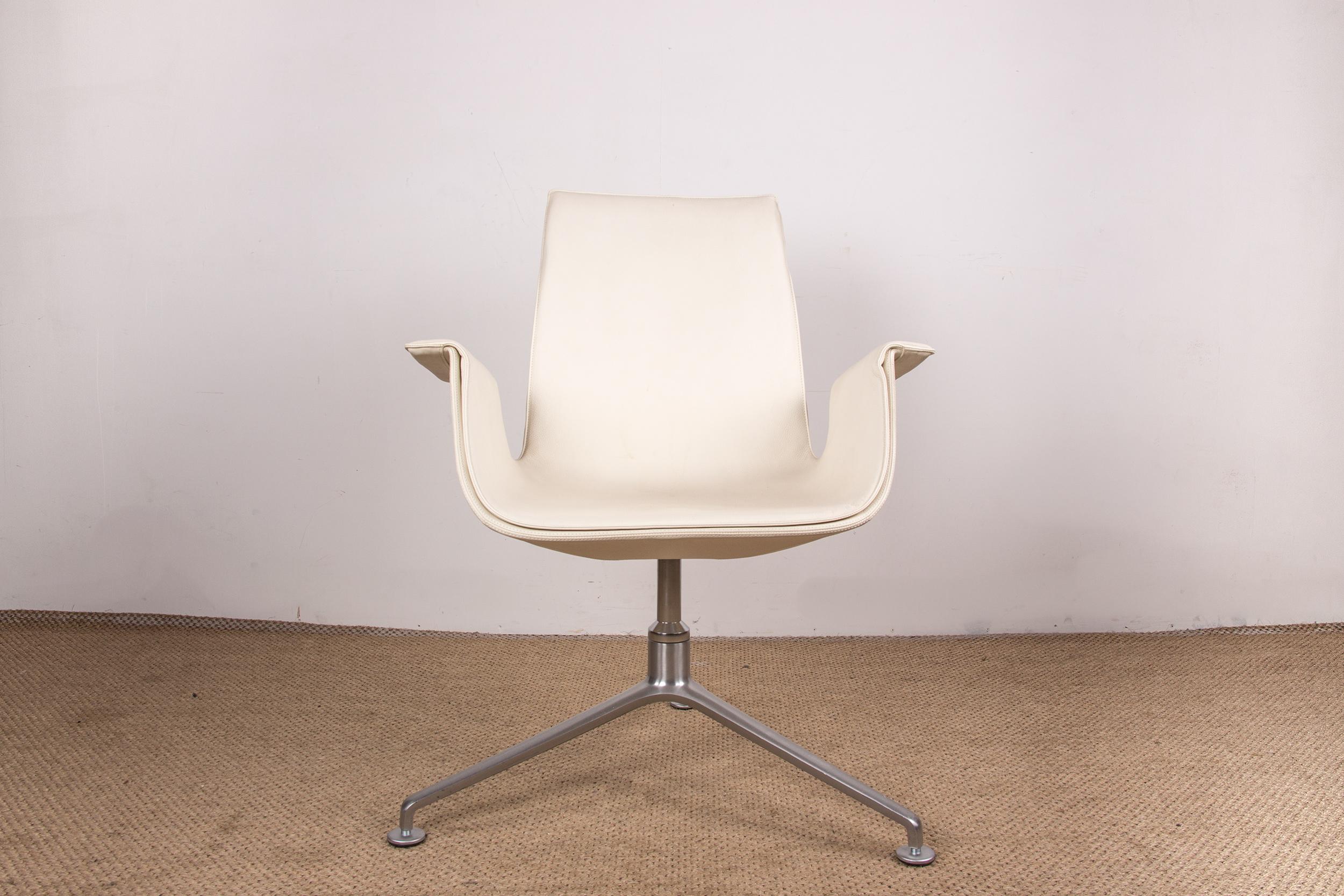 Danish armchair in white leather and chrome steel, model FK 6725 Fabricius/Knoll In Excellent Condition For Sale In JOINVILLE-LE-PONT, FR