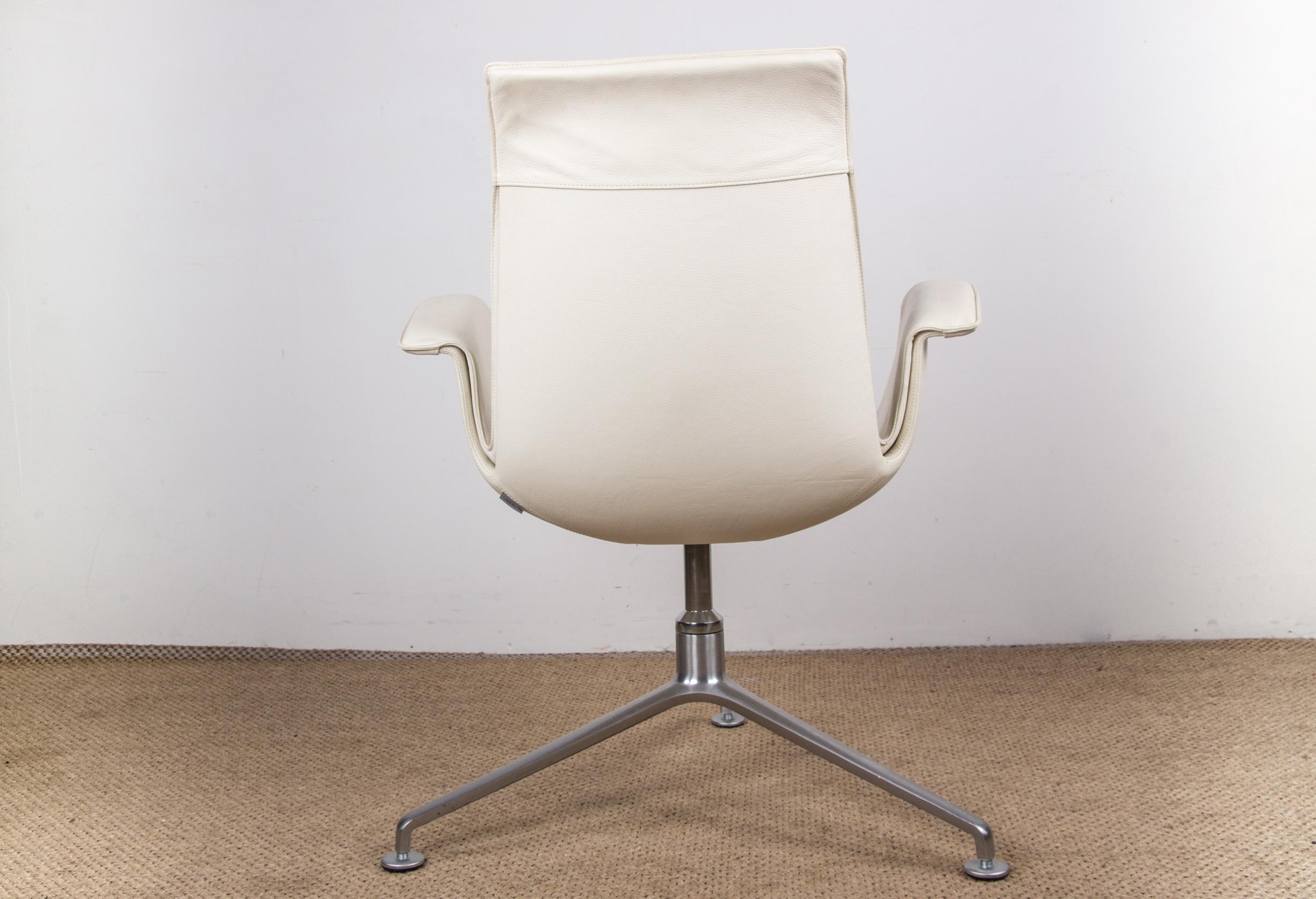 Danish armchair in white leather and chrome steel, model FK 6725 Fabricius/Knoll For Sale 3