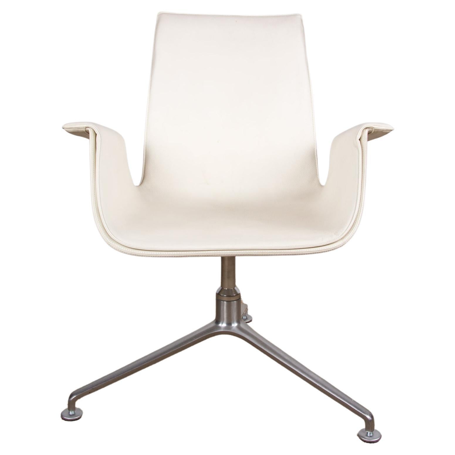 Dänischer Sessel aus weißem Leder und verchromtem Stahl, Modell FK 6725 Fabricius/Knoll im Angebot