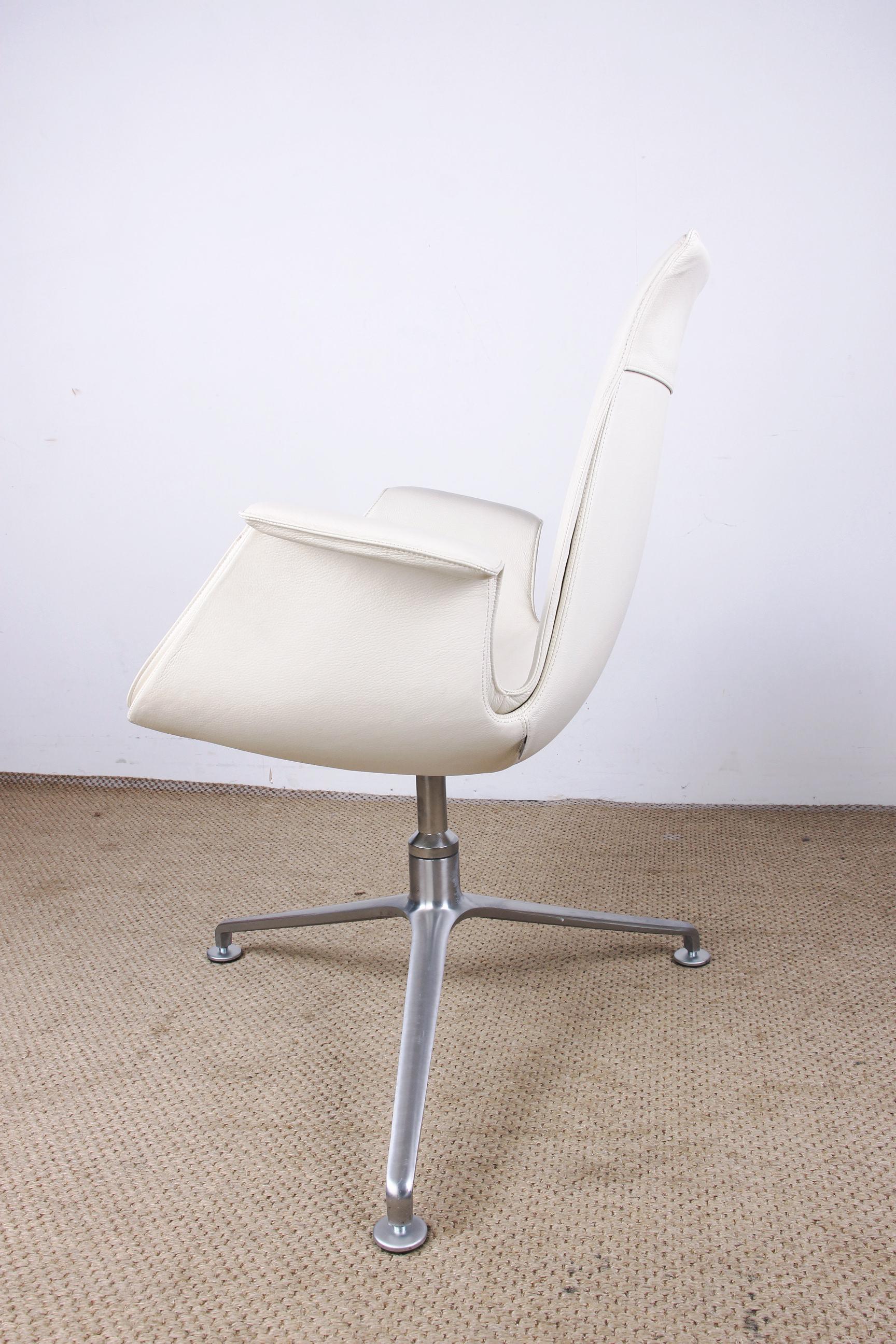 Danish Armchair in White Leather and Steel, Model Fk 6725 by Preben Fabricius In Excellent Condition For Sale In JOINVILLE-LE-PONT, FR