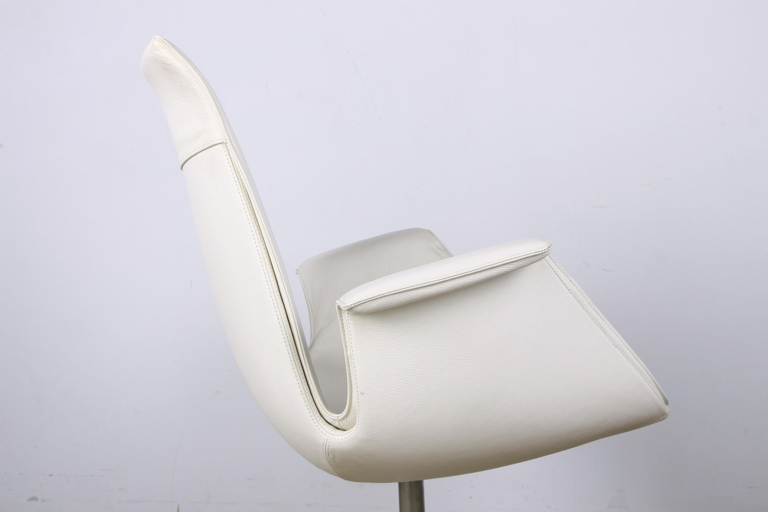 Danish Armchair in White Leather and Steel, Model Fk 6725 by Preben Fabricius For Sale 3