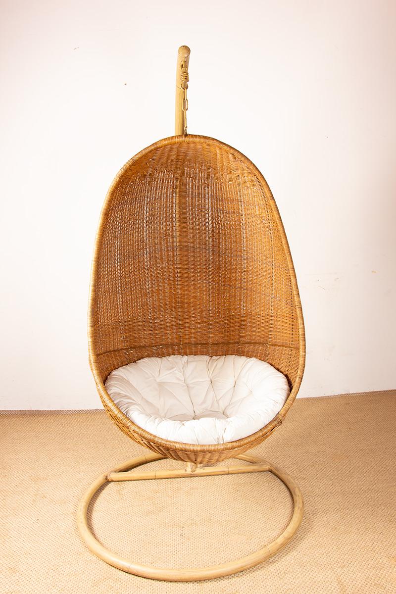 Eccezionale poltrona scandinava. Si tratta probabilmente di una prima edizione progettata nel 1959. Una grande poltrona in rattan intrecciato, rinforzata dai suoi cerchi metallici originali. La poltrona può essere appesa così com'è grazie a una