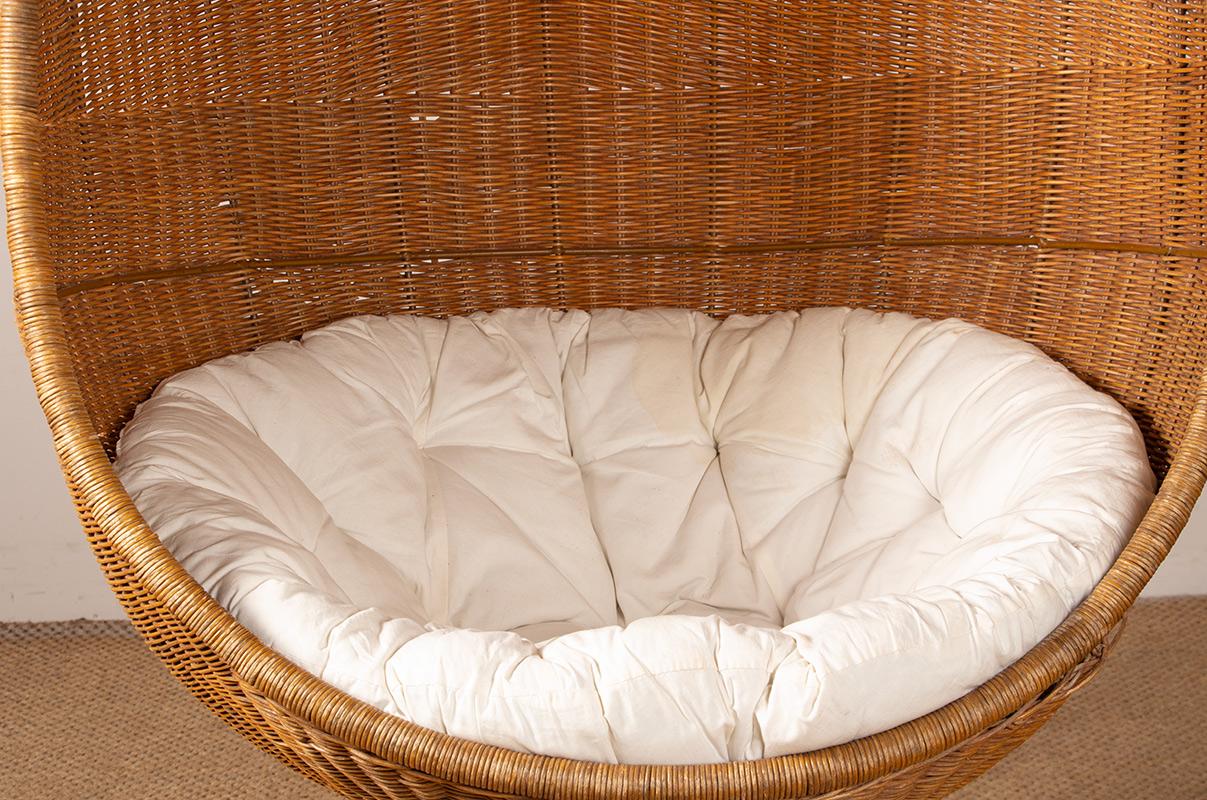 Scandinavo moderno Poltrona danese in rattan intrecciato, con supporto in metallo, attribuita a Nana Ditzel. in vendita