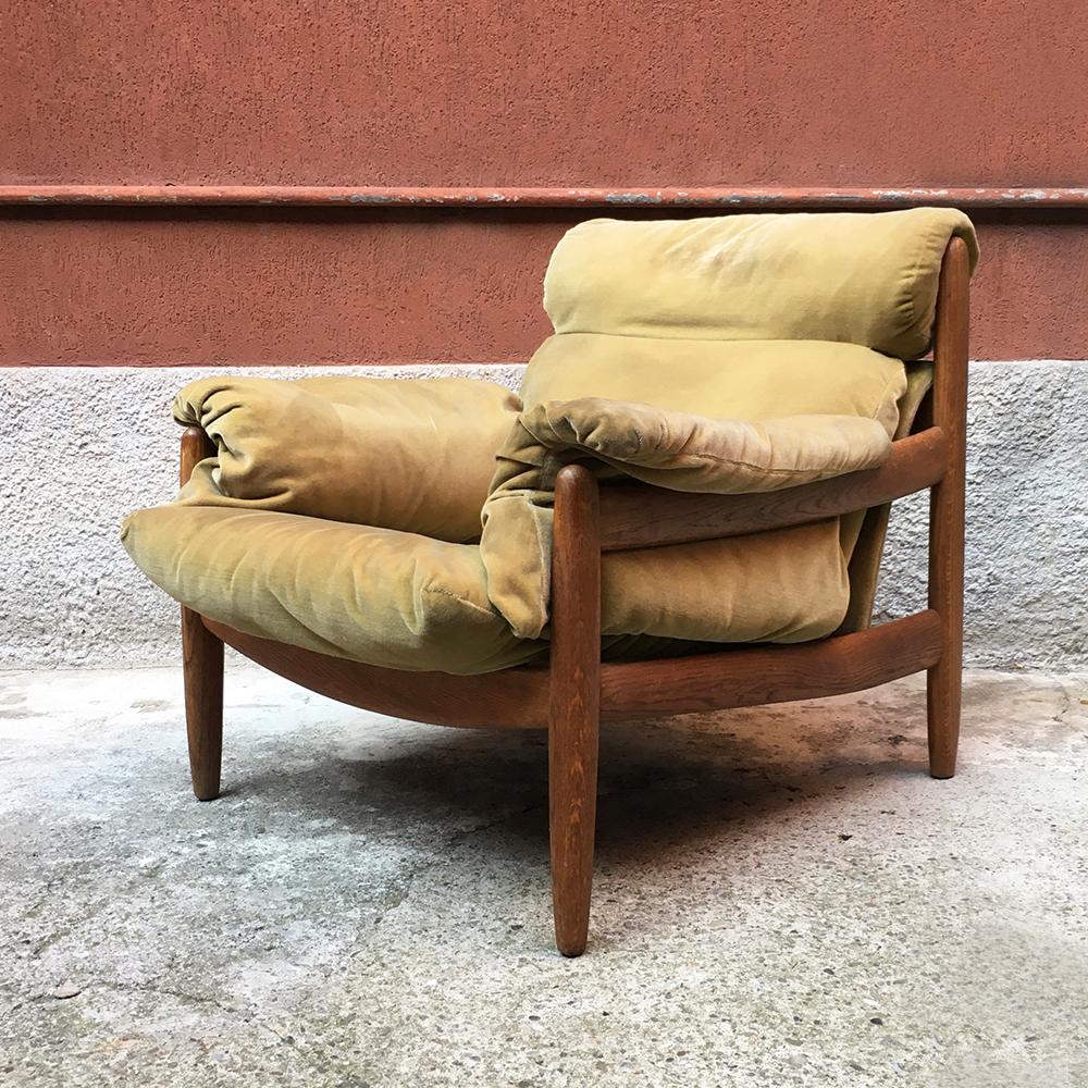 Danish armchair with footrest dating to the 1960s, covered with its original green fabric, with turned legs and solid wood structure, 1960s.
Original condition.
   