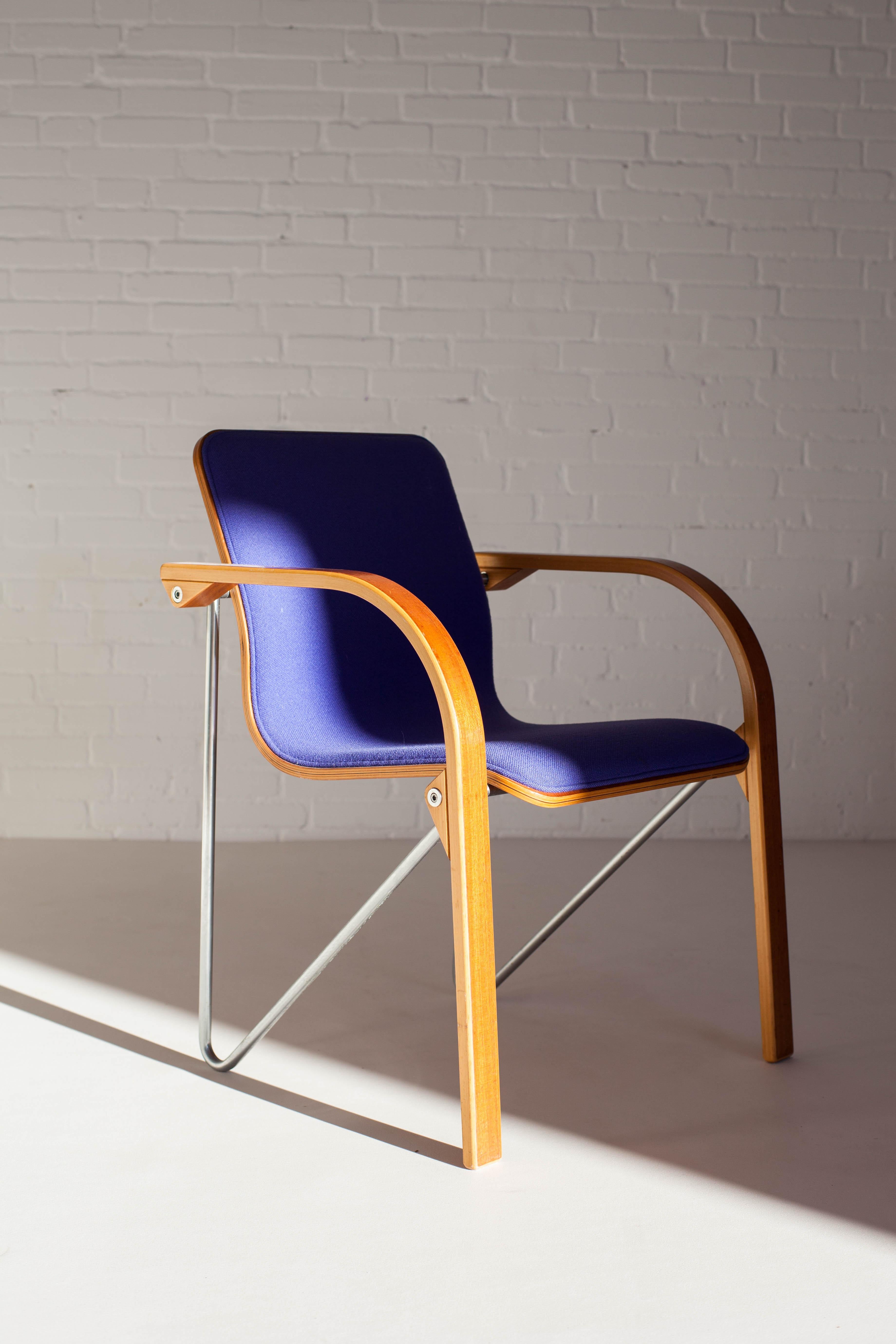These rare Danish arm chairs by Duba Møbelindustri, are real eye-catchers among the neutral and serene colours of Scandinavian modern design. Its bended plywood back, characteristic to Scandinavian aesthetics, is now combined with flashy