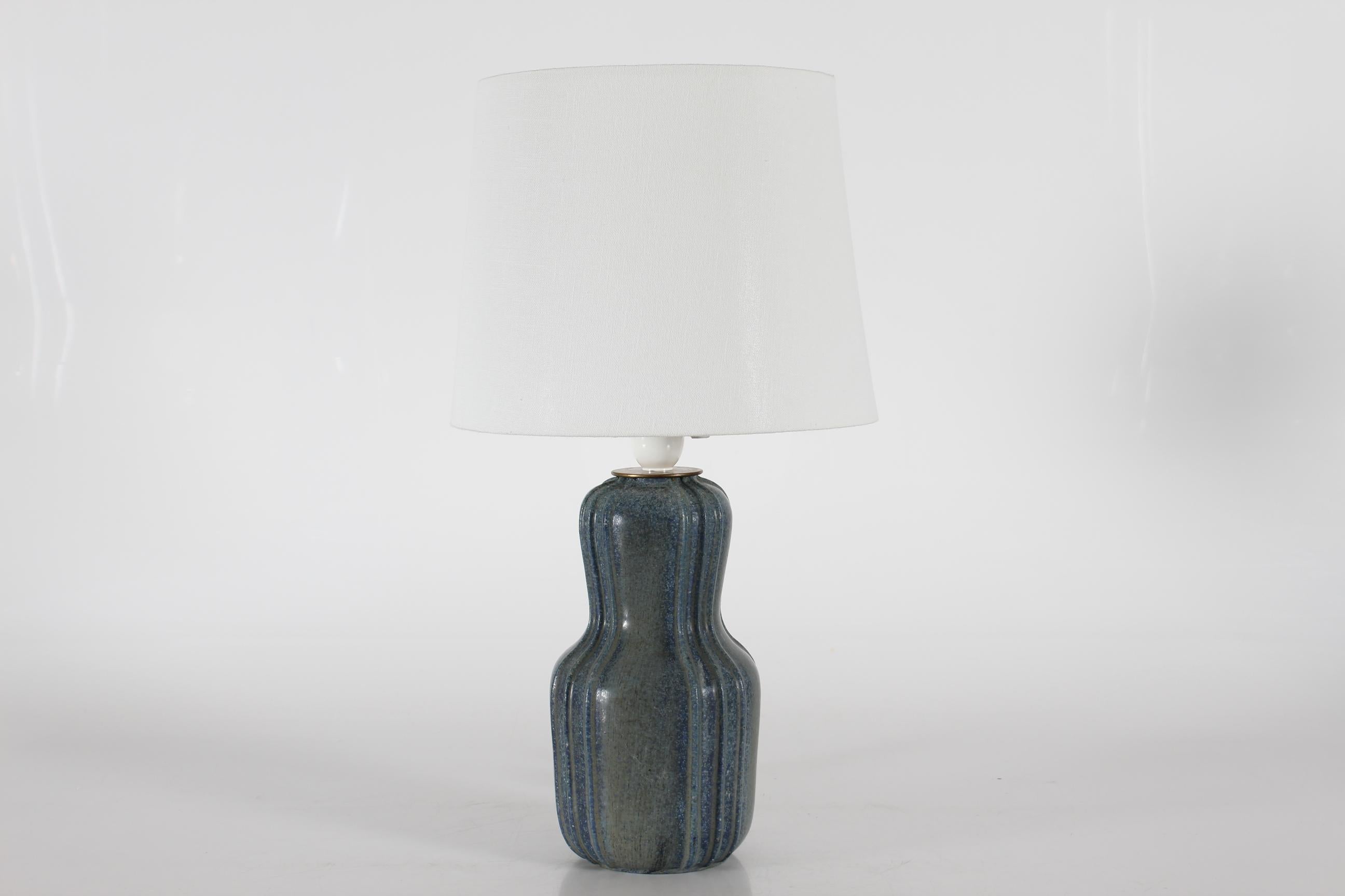 Base de lampe de table Art déco danoise en grès cannelé de l'artiste Arne Bang (1901-1983) réalisée dans son propre atelier dans les années 1930-1940.

La citrouille allongée et pointue, au design cannelé caractéristique, est une signature typique