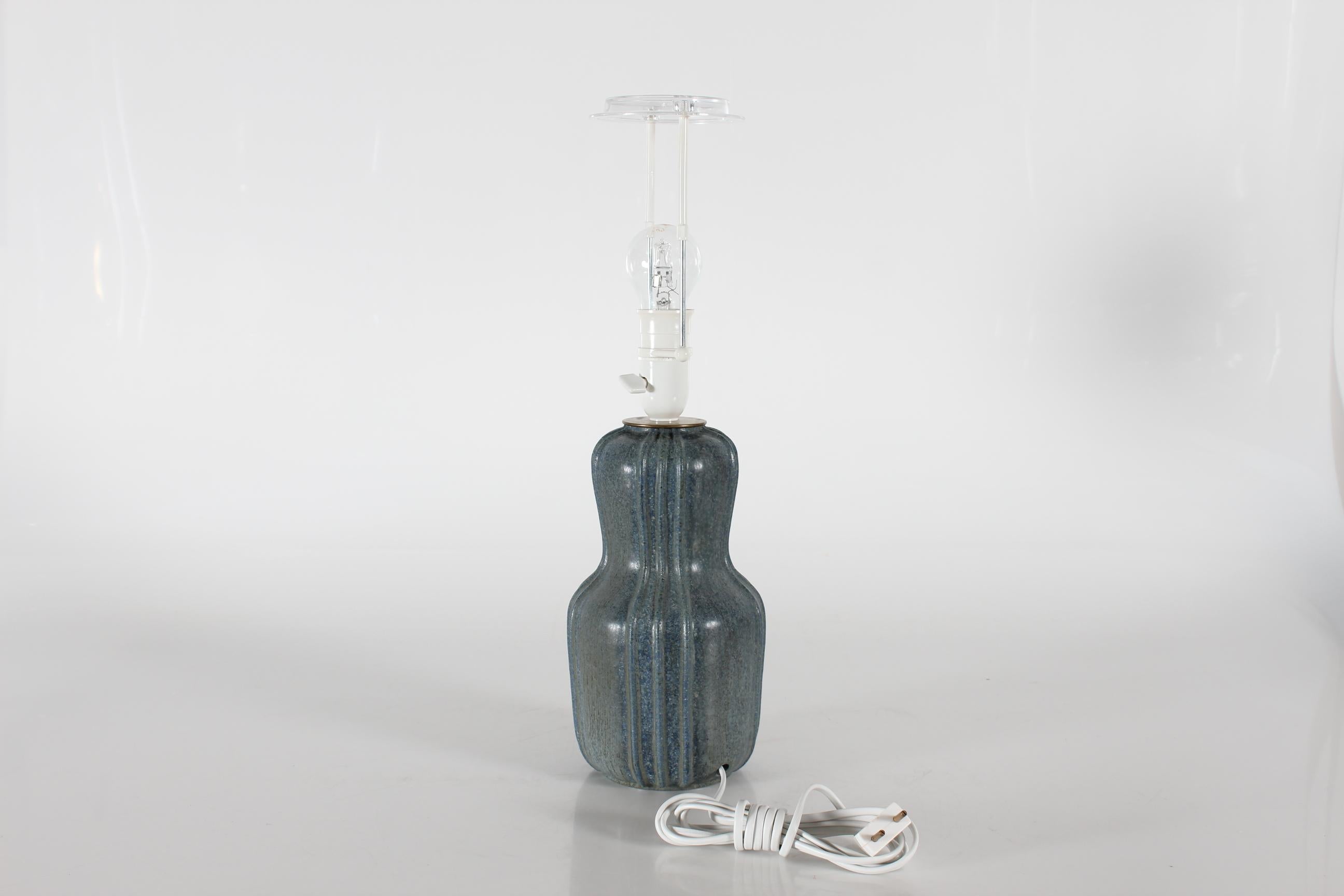 Danois Lampe de bureau danoise Art déco en grès cannelé émaillé bleu vert Arne Bang, années 1930 en vente
