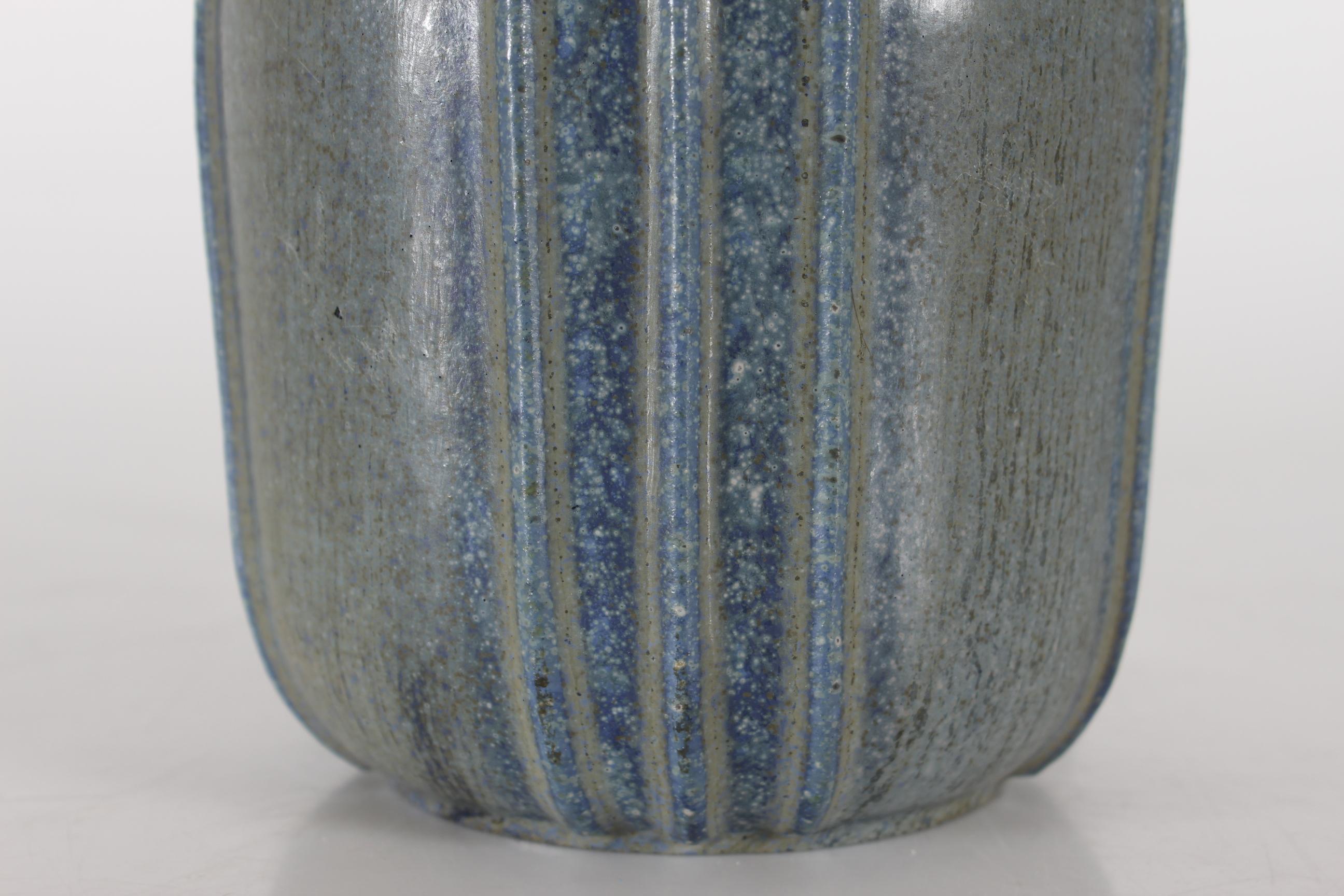 Vernissé Lampe de bureau danoise Art déco en grès cannelé émaillé bleu vert Arne Bang, années 1930 en vente
