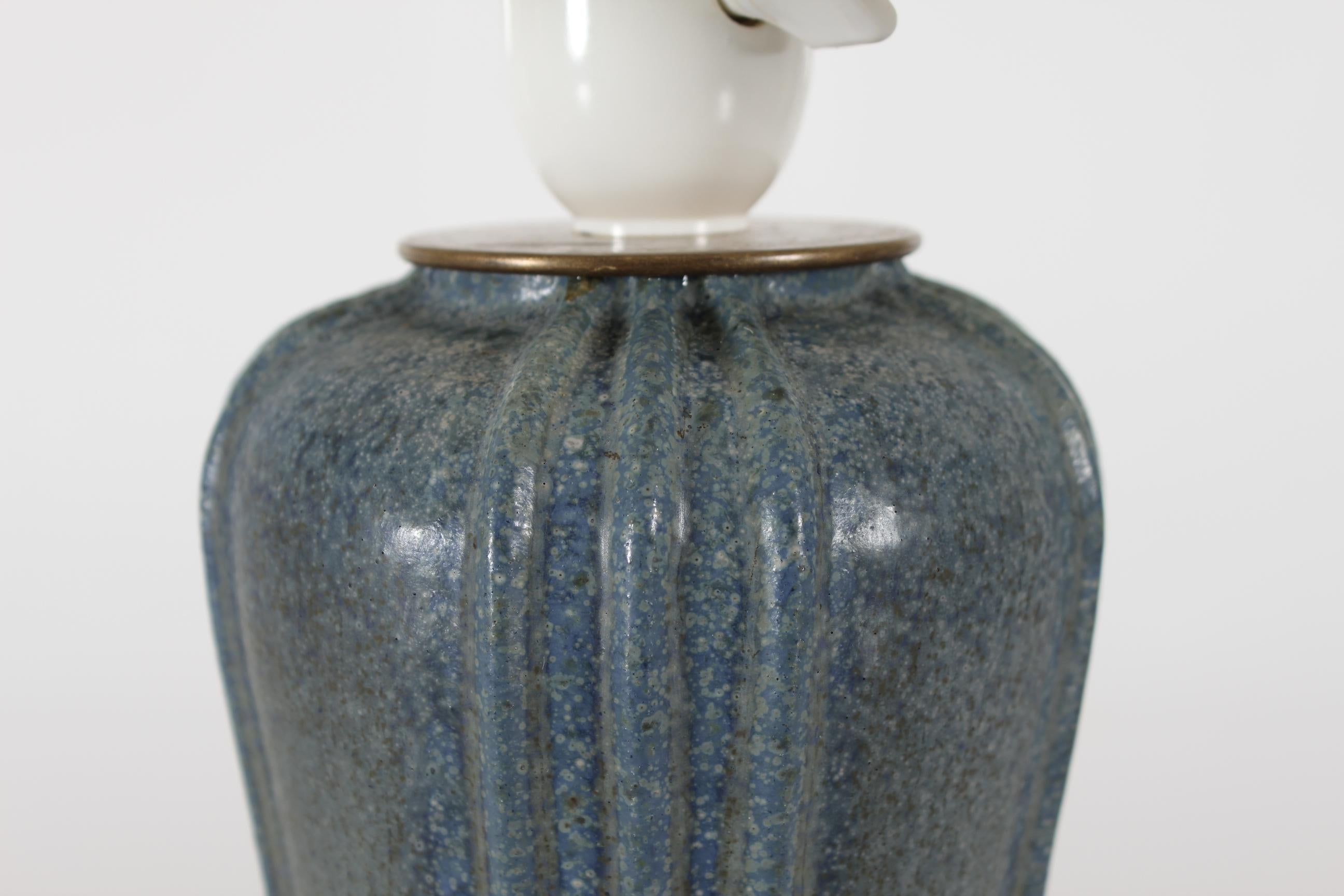 Lampe de bureau danoise Art déco en grès cannelé émaillé bleu vert Arne Bang, années 1930 Bon état - En vente à Silkeborg, Silkeborg