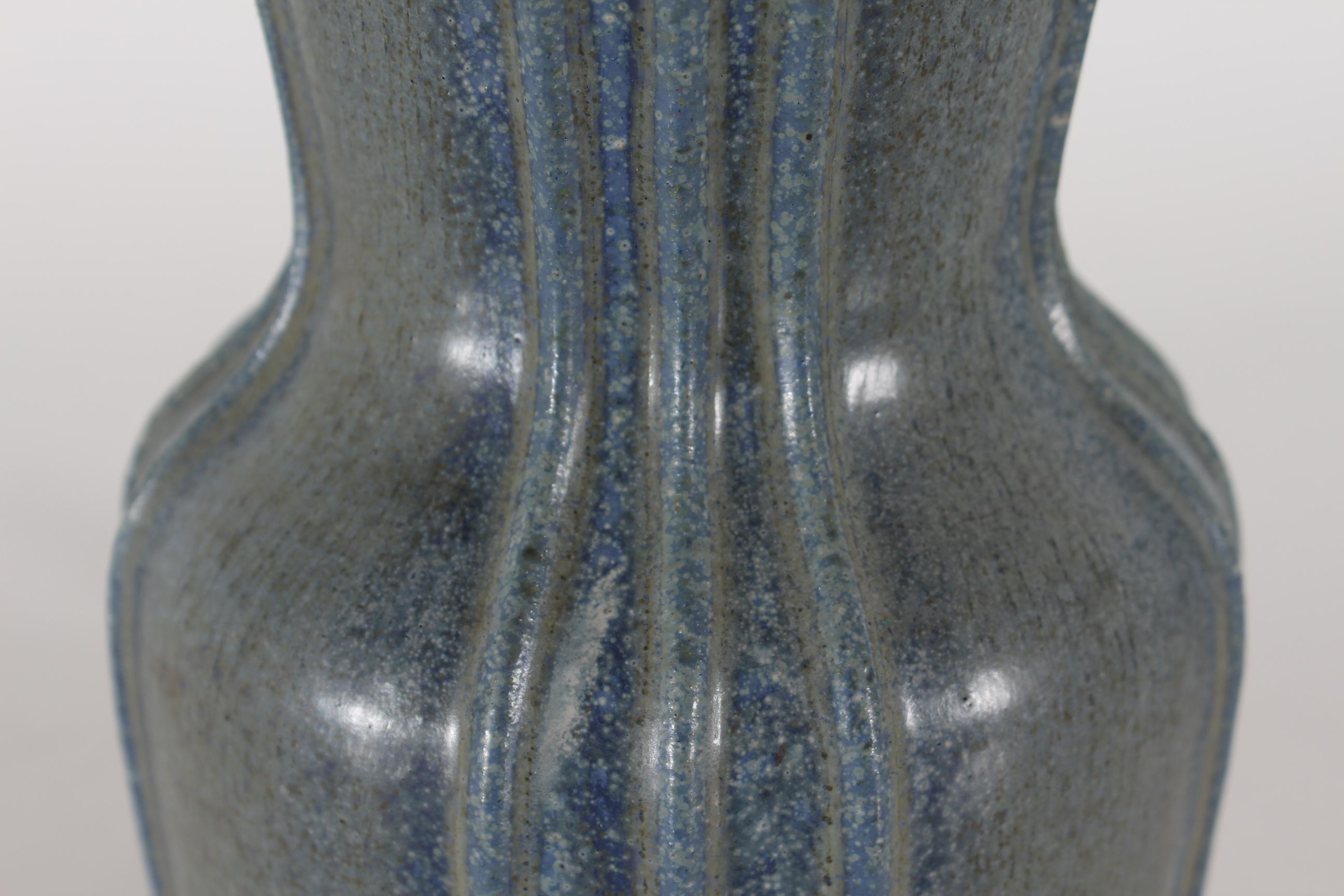 20ième siècle Lampe de bureau danoise Art déco en grès cannelé émaillé bleu vert Arne Bang, années 1930 en vente