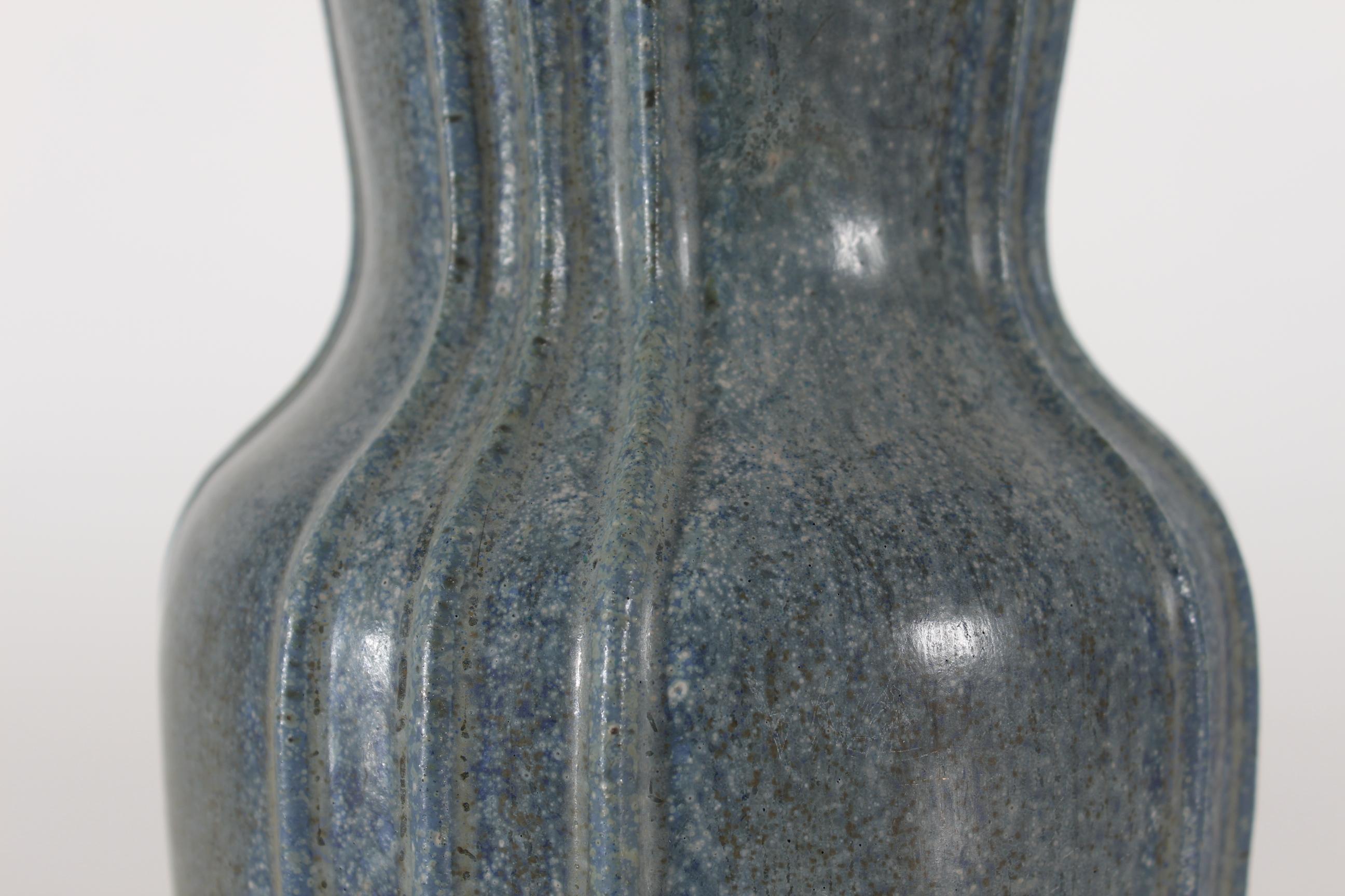 Lampe de bureau danoise Art déco en grès cannelé émaillé bleu vert Arne Bang, années 1930 en vente 1
